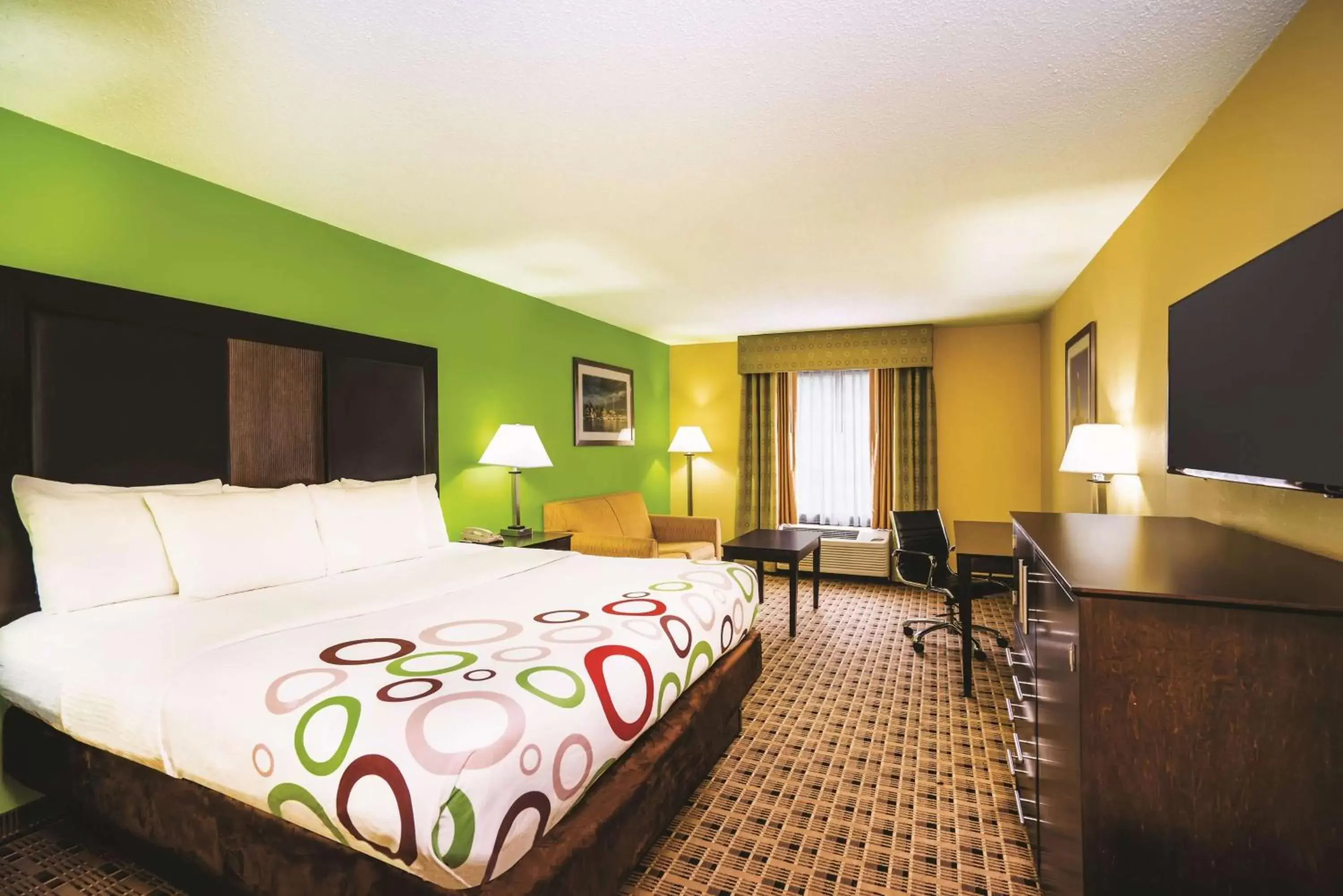 Deluxe King Room in Garner Hotel Glen Burnie BWI Airport Area by IHG Deluxe King Room in Garner Hotel Glen Burnie BWI Airport Area by IHG