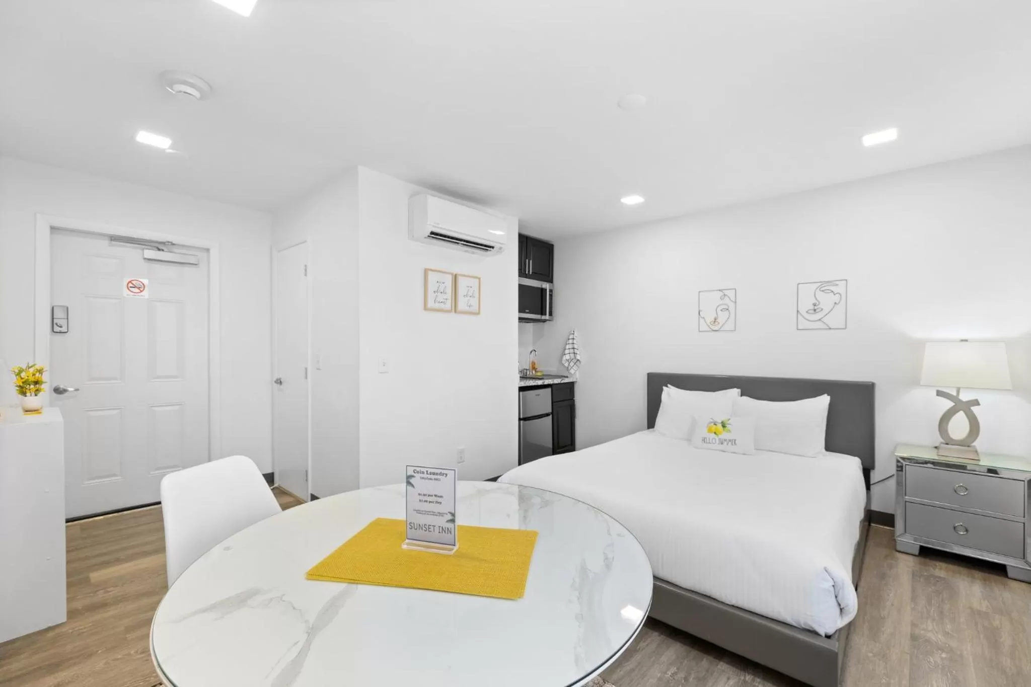 Kitchen or kitchenette, Bed in Sunset Inn-South Miami