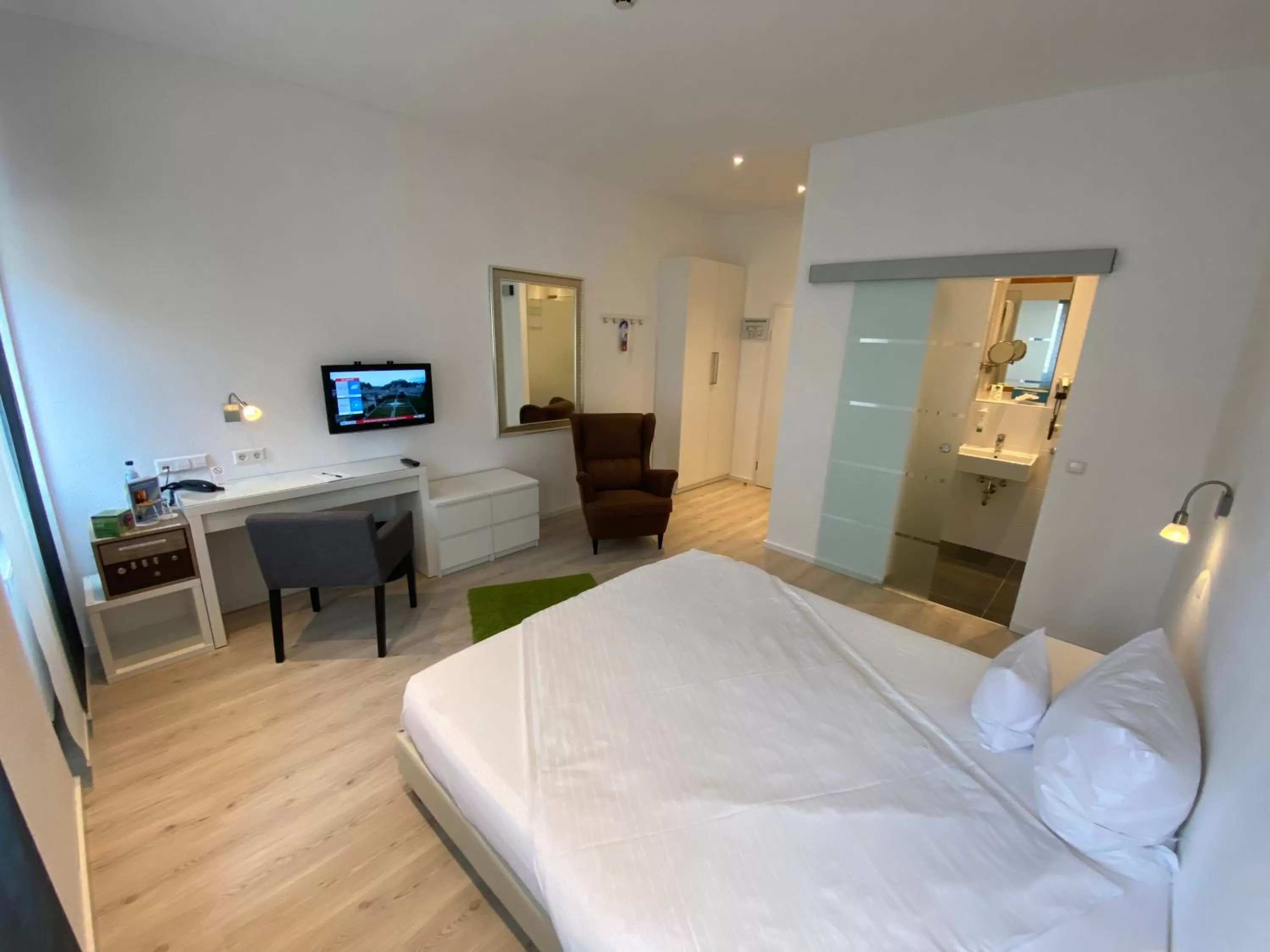 Photo of the whole room, Bed in Hotel Barbarossa Karlsruhe Stadtmitte