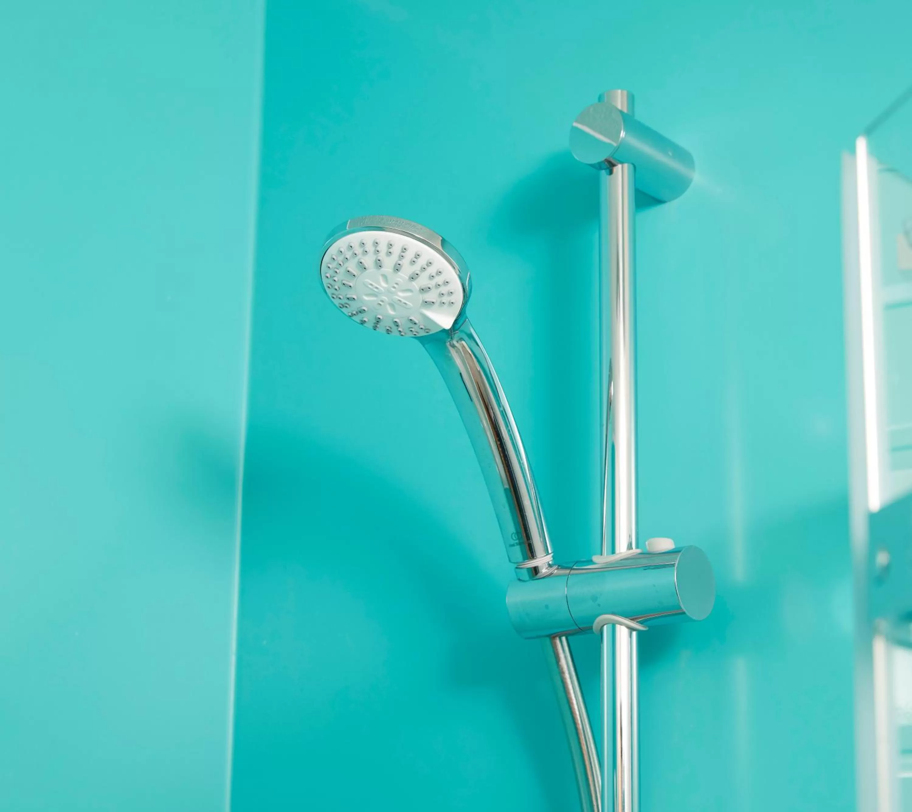 Shower in Holmfield Arms by Greene King Inns