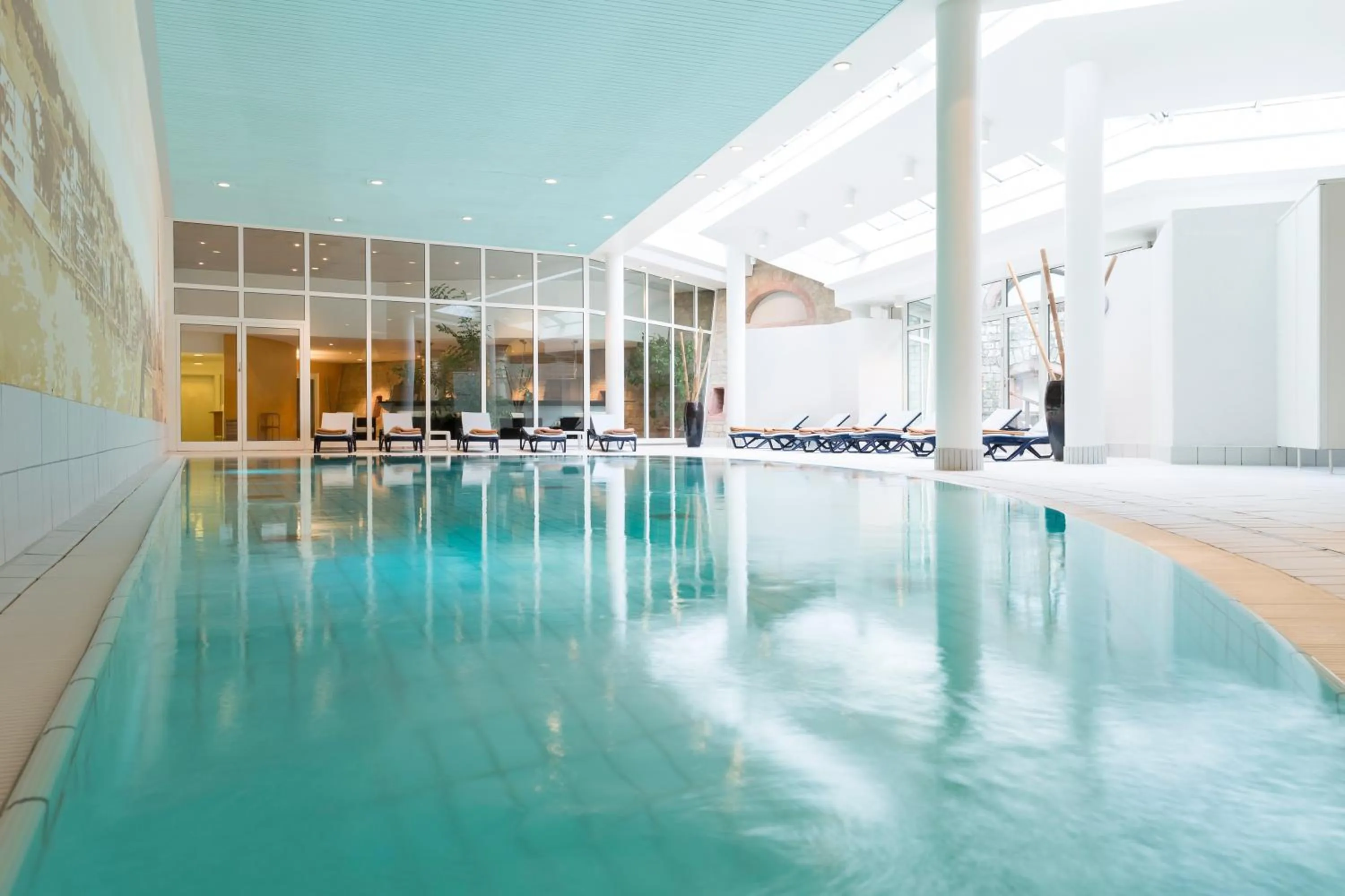 Swimming Pool in Novotel Mainz