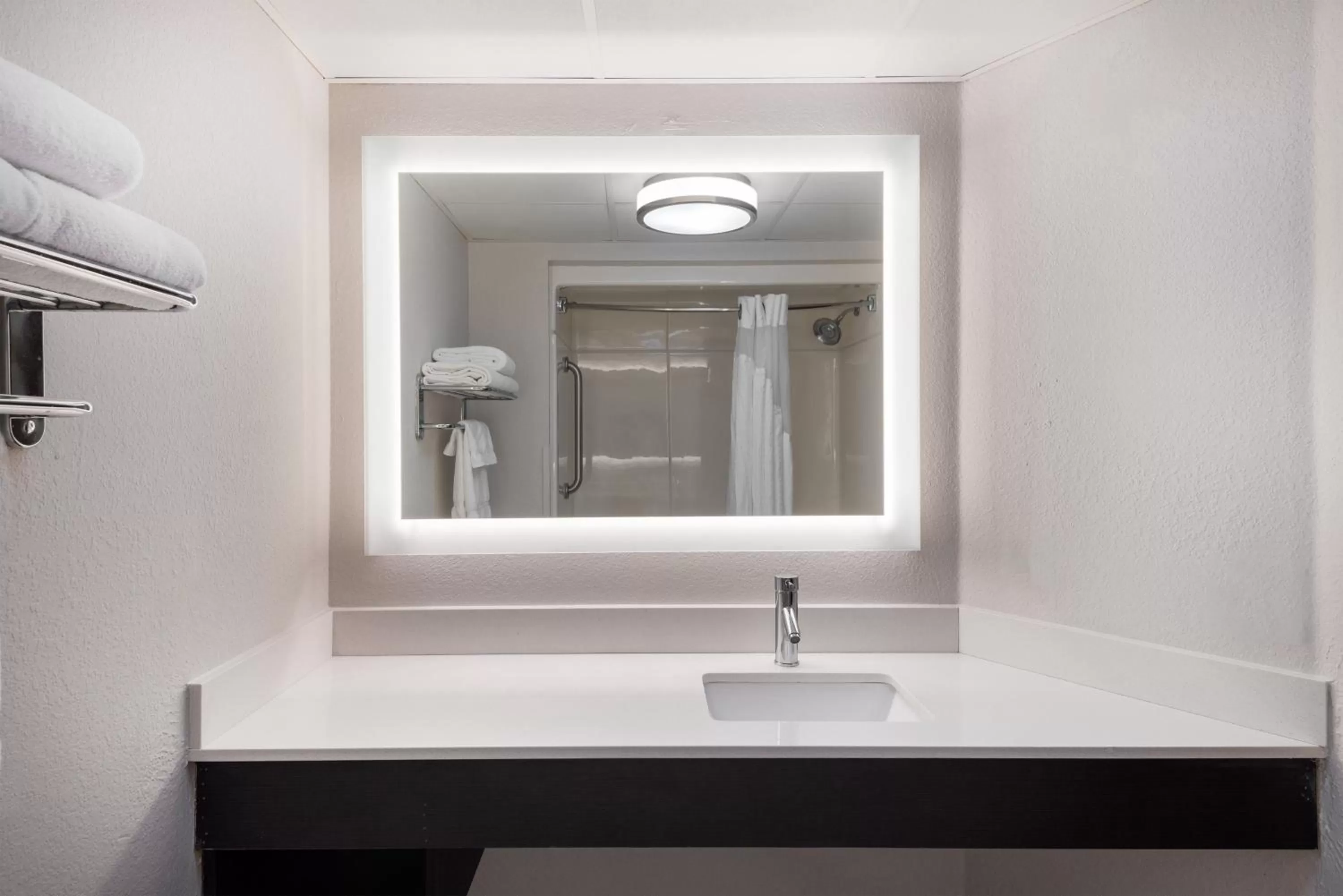 Queen Room with Two Queen Beds in Holiday Inn Express Hillsville, an IHG Hotel