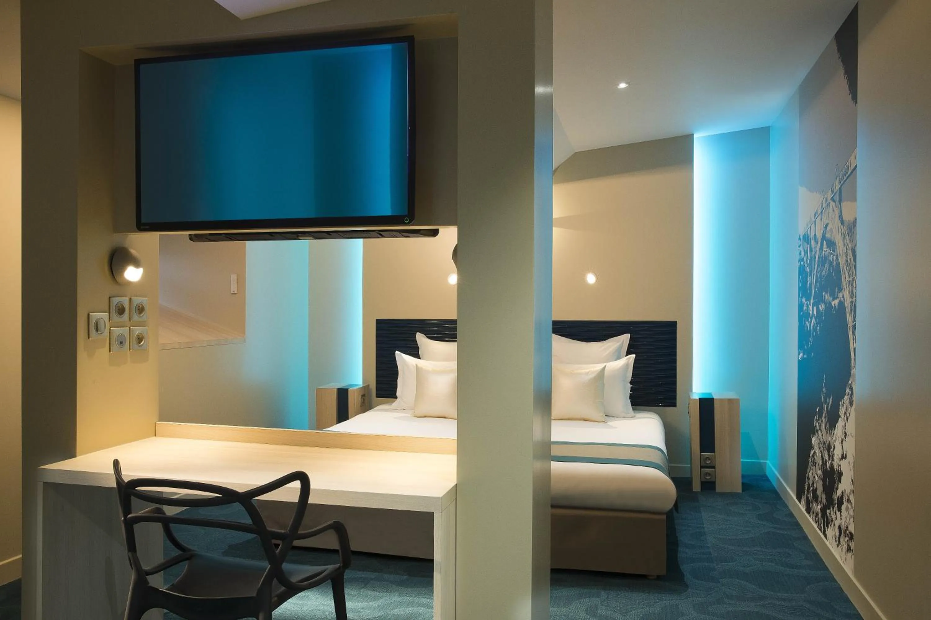 TV and multimedia, Bed in Hôtel Brésil Opéra SPA