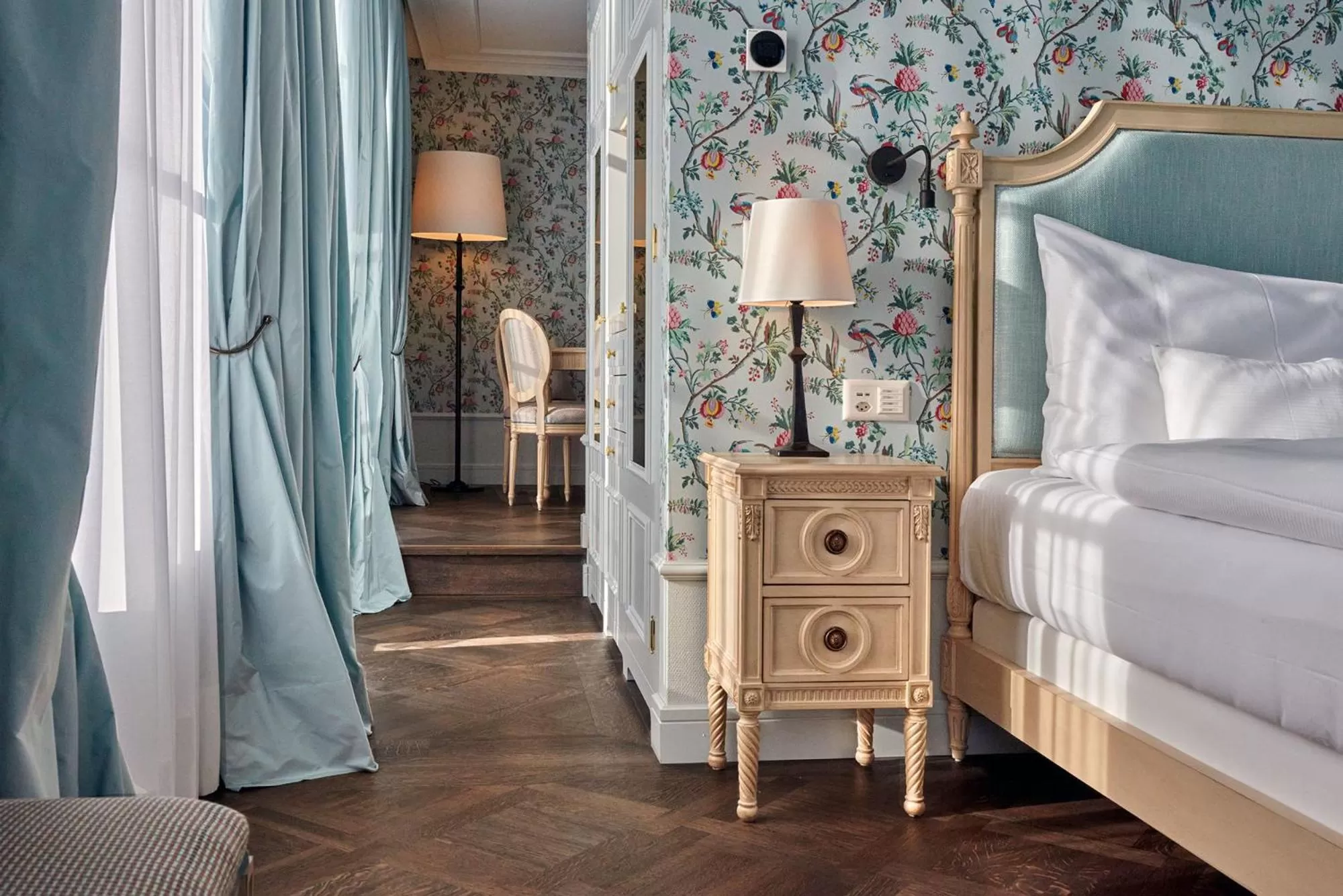 Photo of the whole room, Bed in Château Gütsch