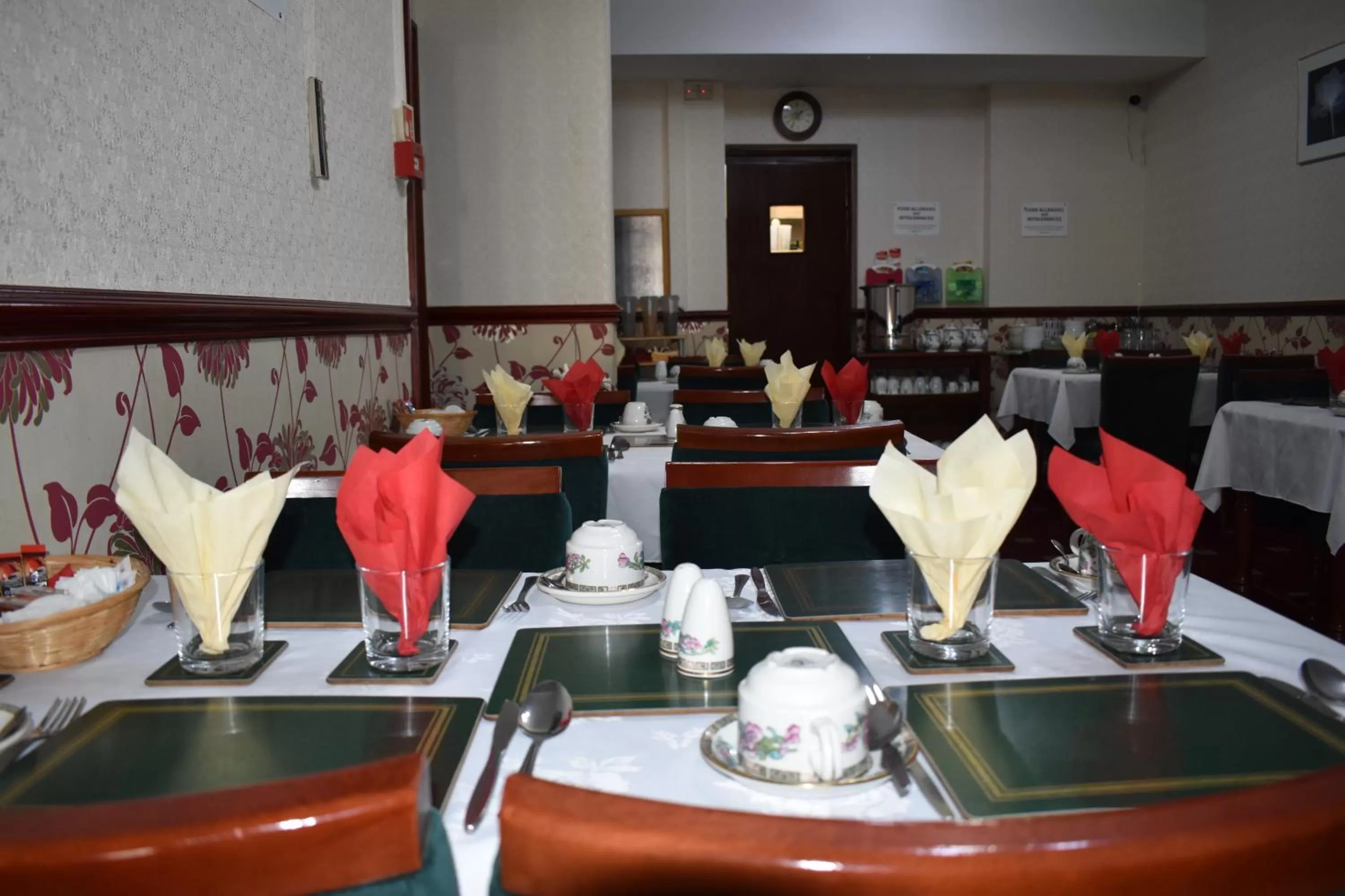 Restaurant/places to eat in Lyndhurst Hotel