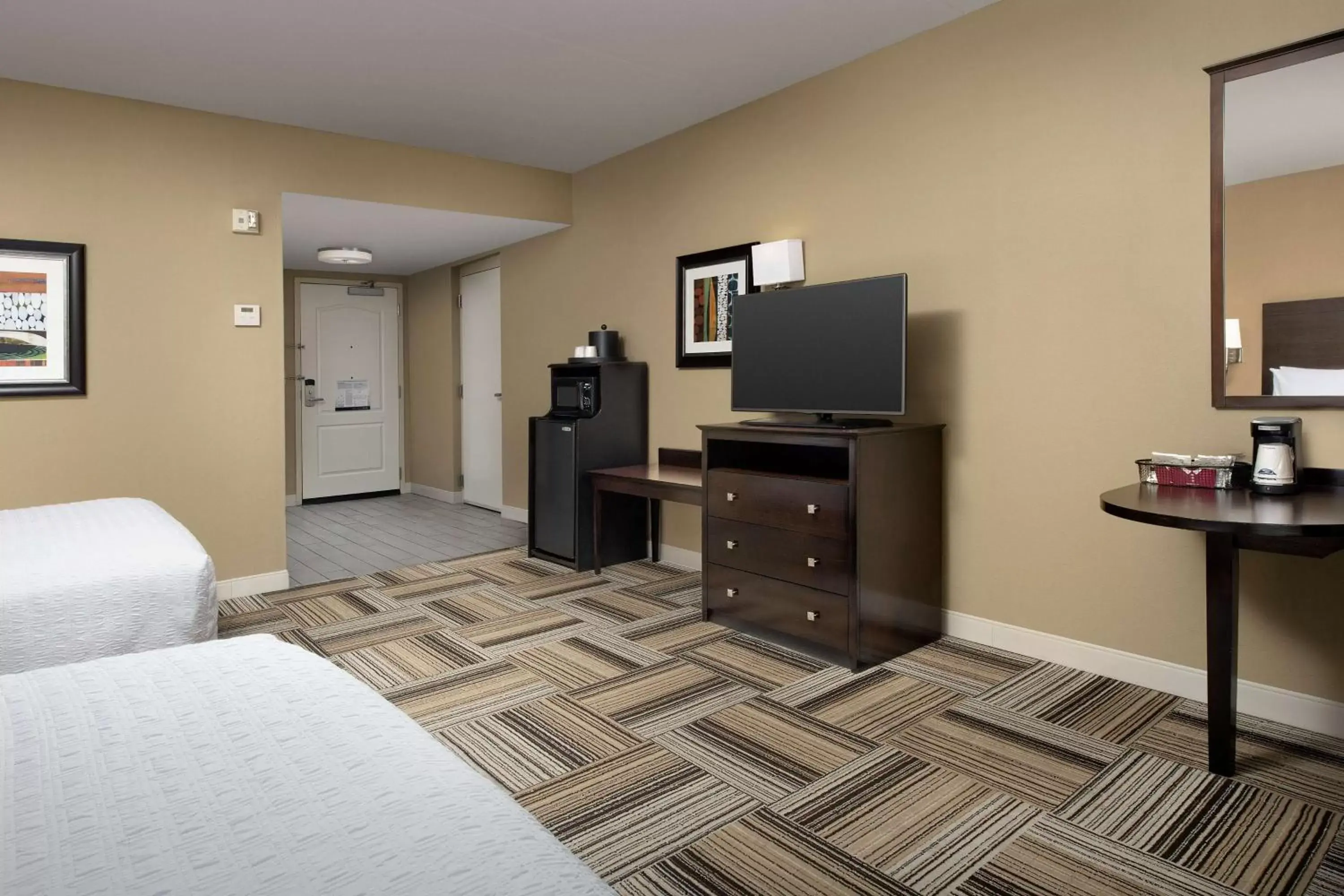 Queen Room with Two Queen Beds - Mobility and Hearing Access/Non-Smoking in Hampton Inn Knoxville-East Queen Room with Two Queen Beds - Mobility and Hearing Access/Non-Smoking in Hampton Inn Knoxville-East