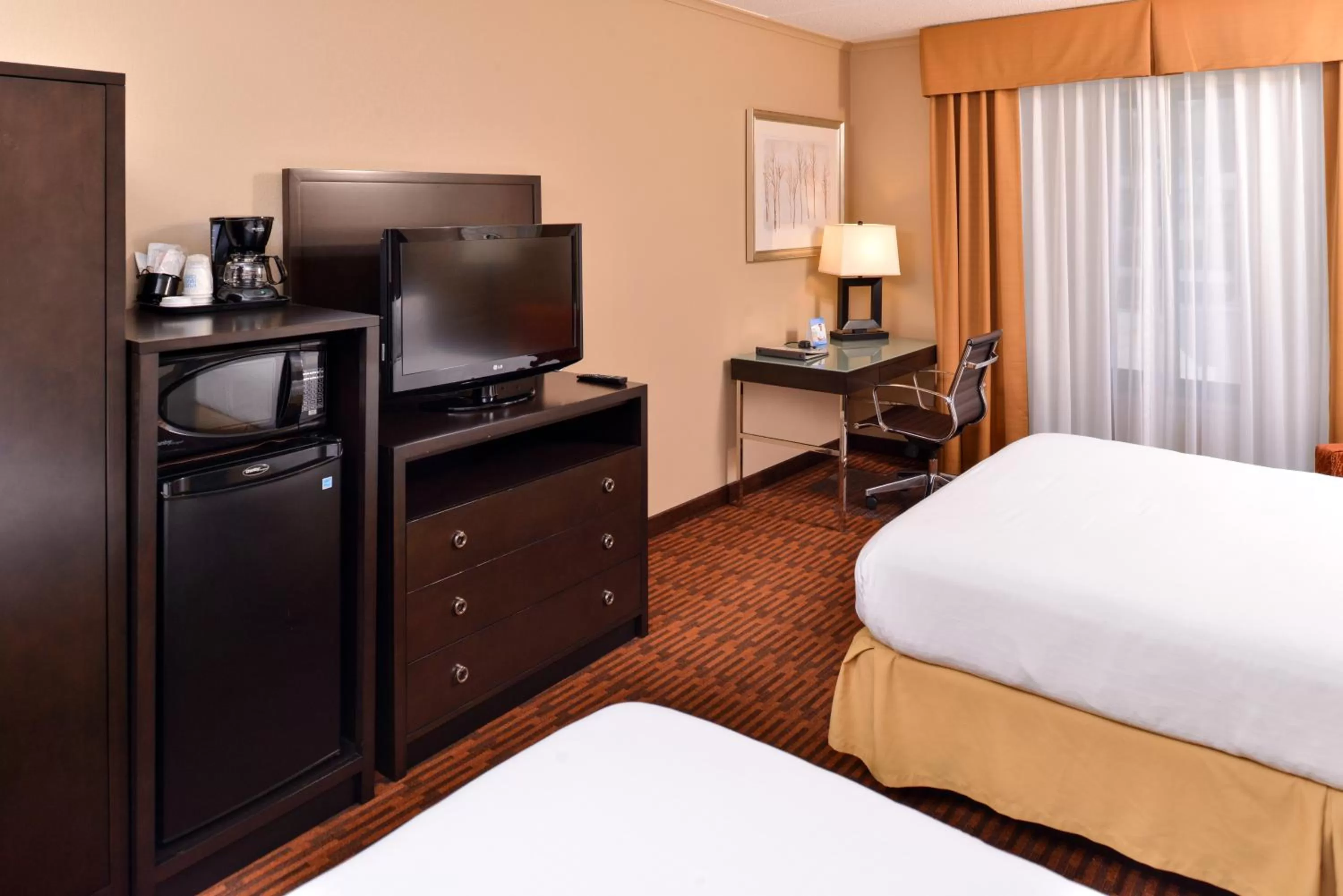 Photo of the whole room, Bed in Holiday Inn Express Breezewood by IHG