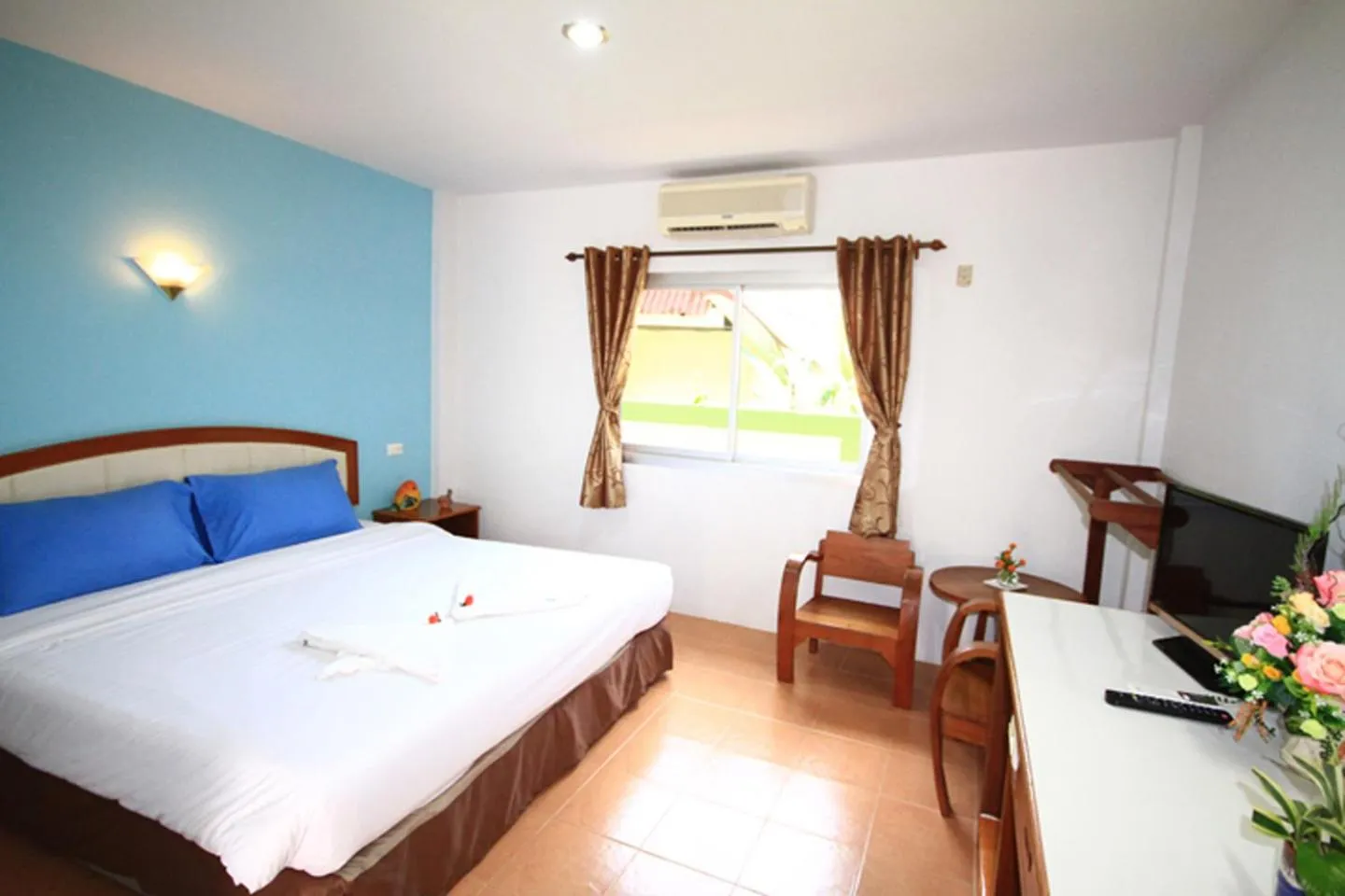 Photo of the whole room, Bed in J.Holiday Inn Krabi