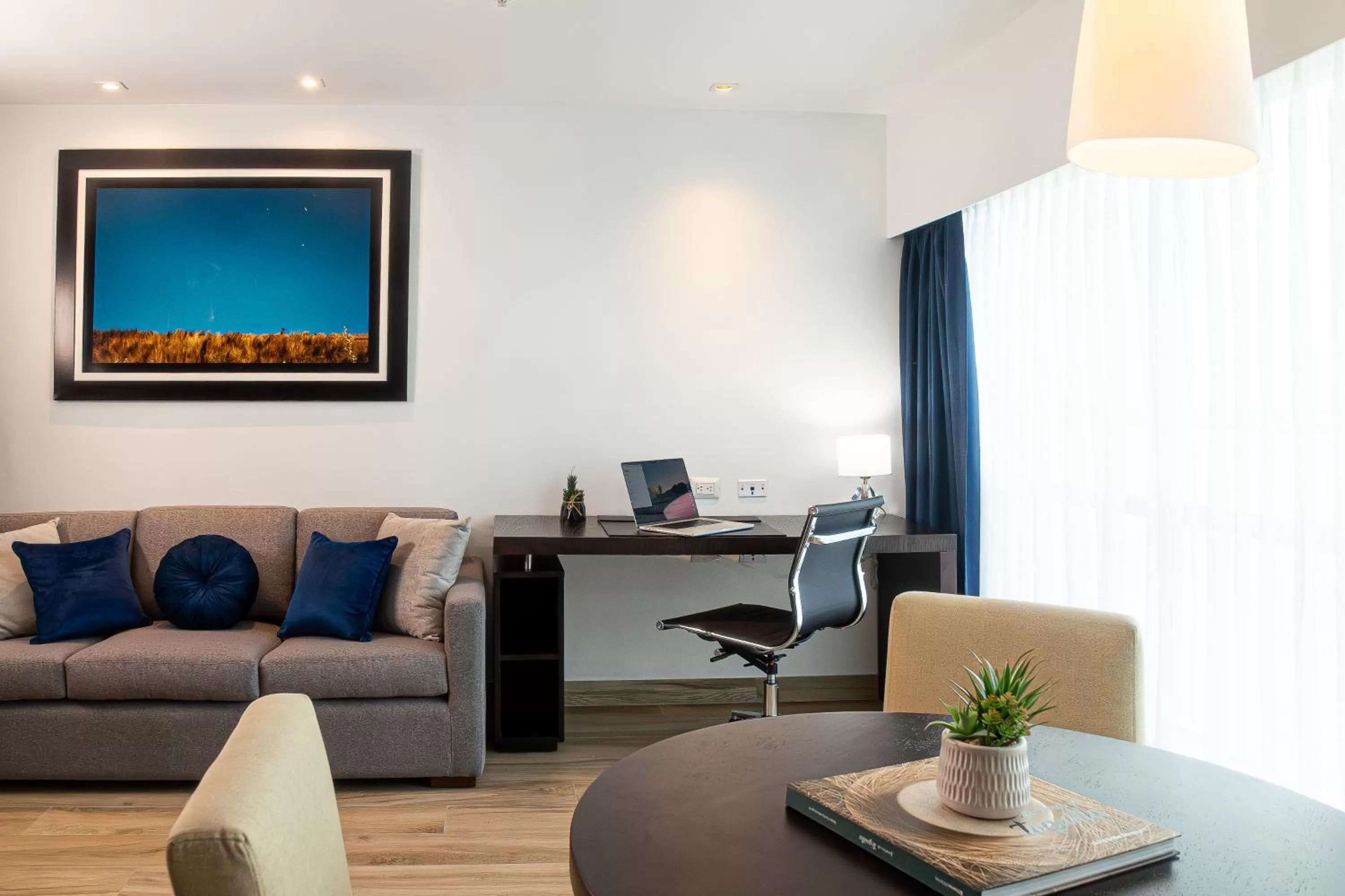 Seating area in Wyndham Guayaquil, Puerto Santa Ana