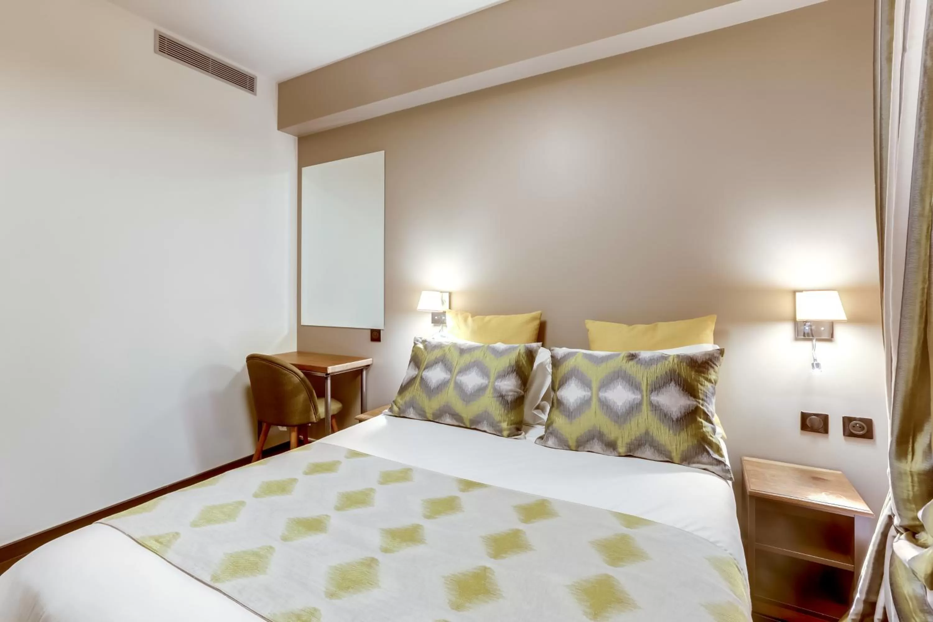 Bed in Hotel Opera Maintenon