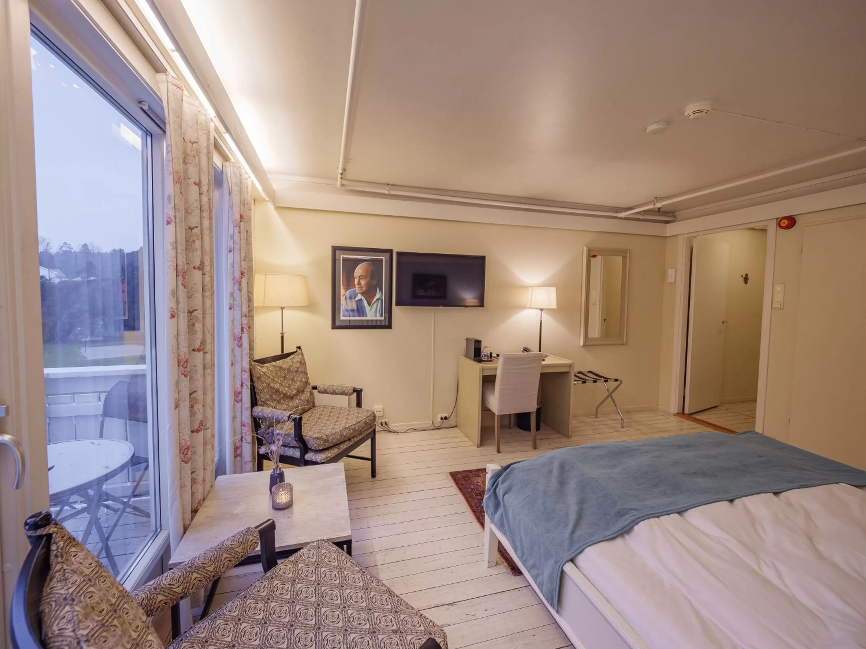 TV and multimedia, Bed in Strand Hotel Fevik - by Classic Norway Hotels