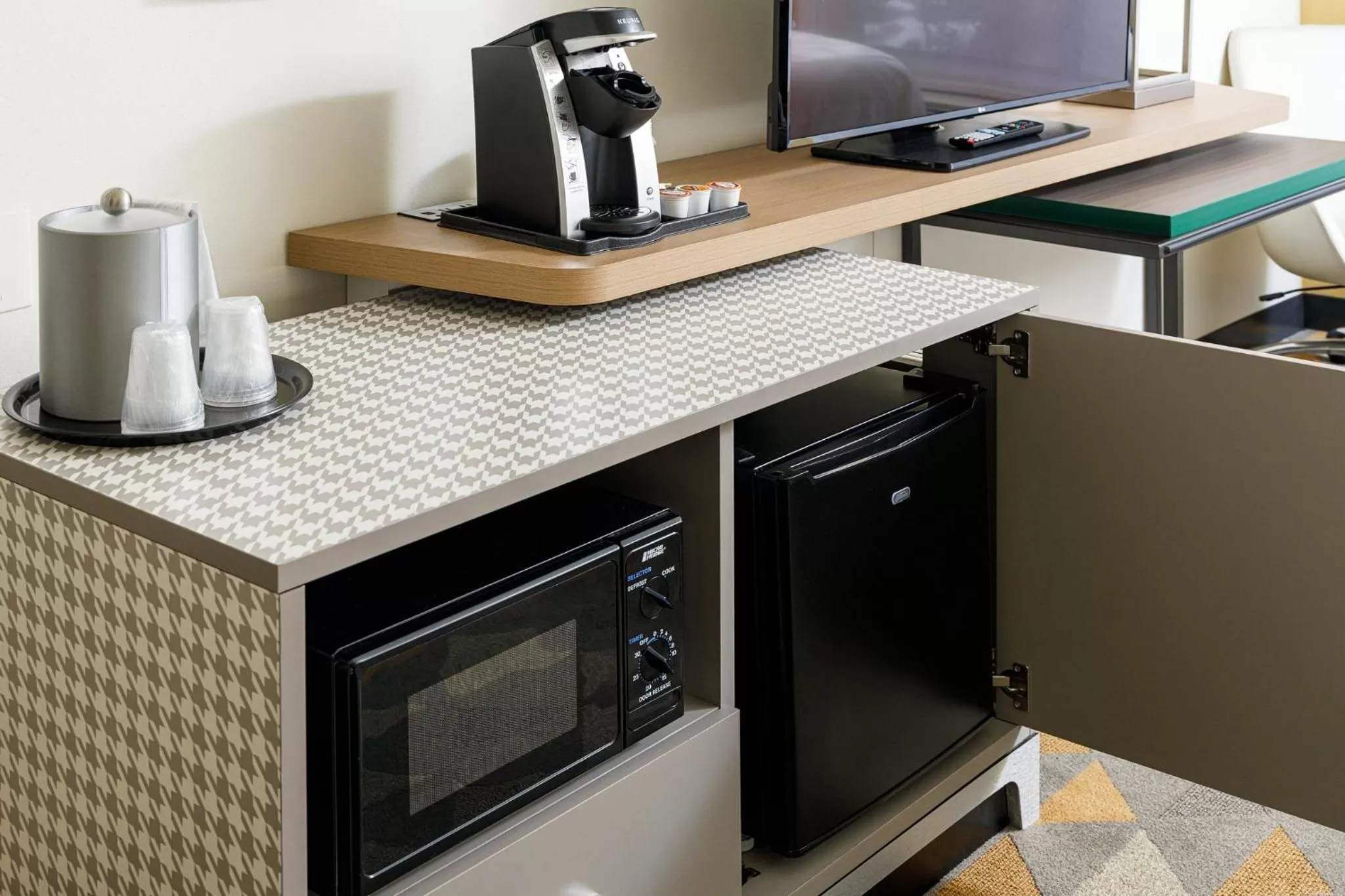 King Room - Hearing Accessible - Roll-in Shower in Holiday Inn Cleveland, an IHG Hotel