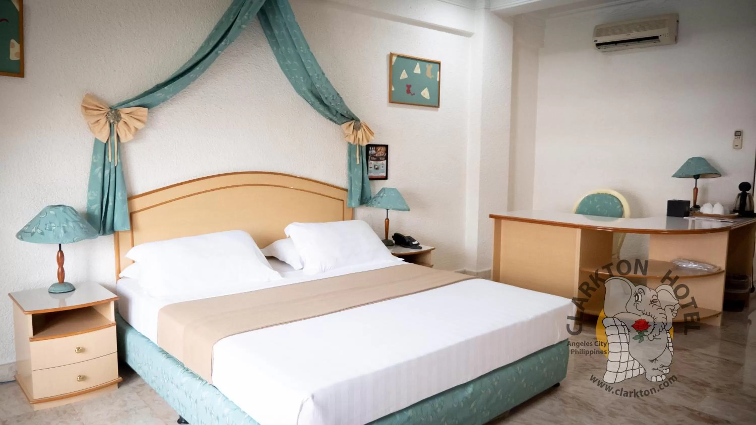 Bed in Clarkton Hotel Apartment