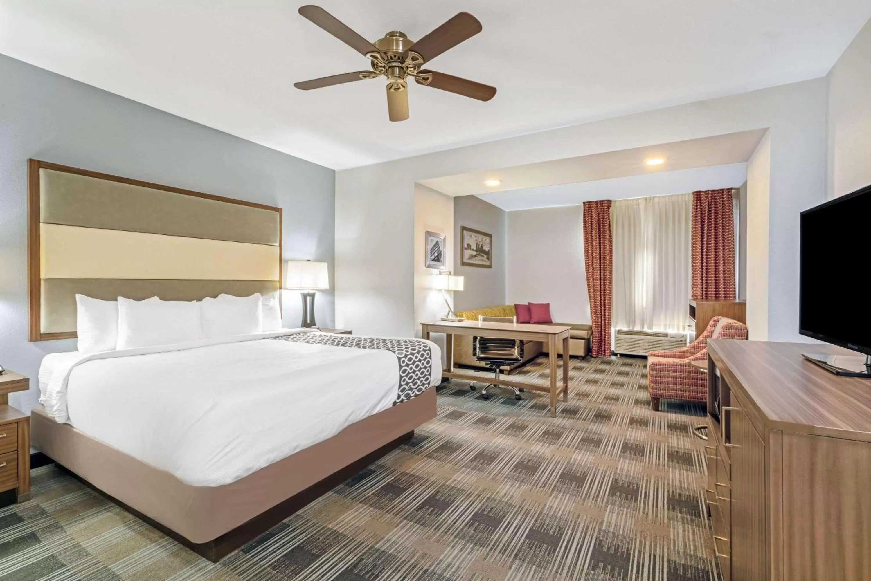 Photo of the whole room, Bed in La Quinta by Wyndham Guthrie