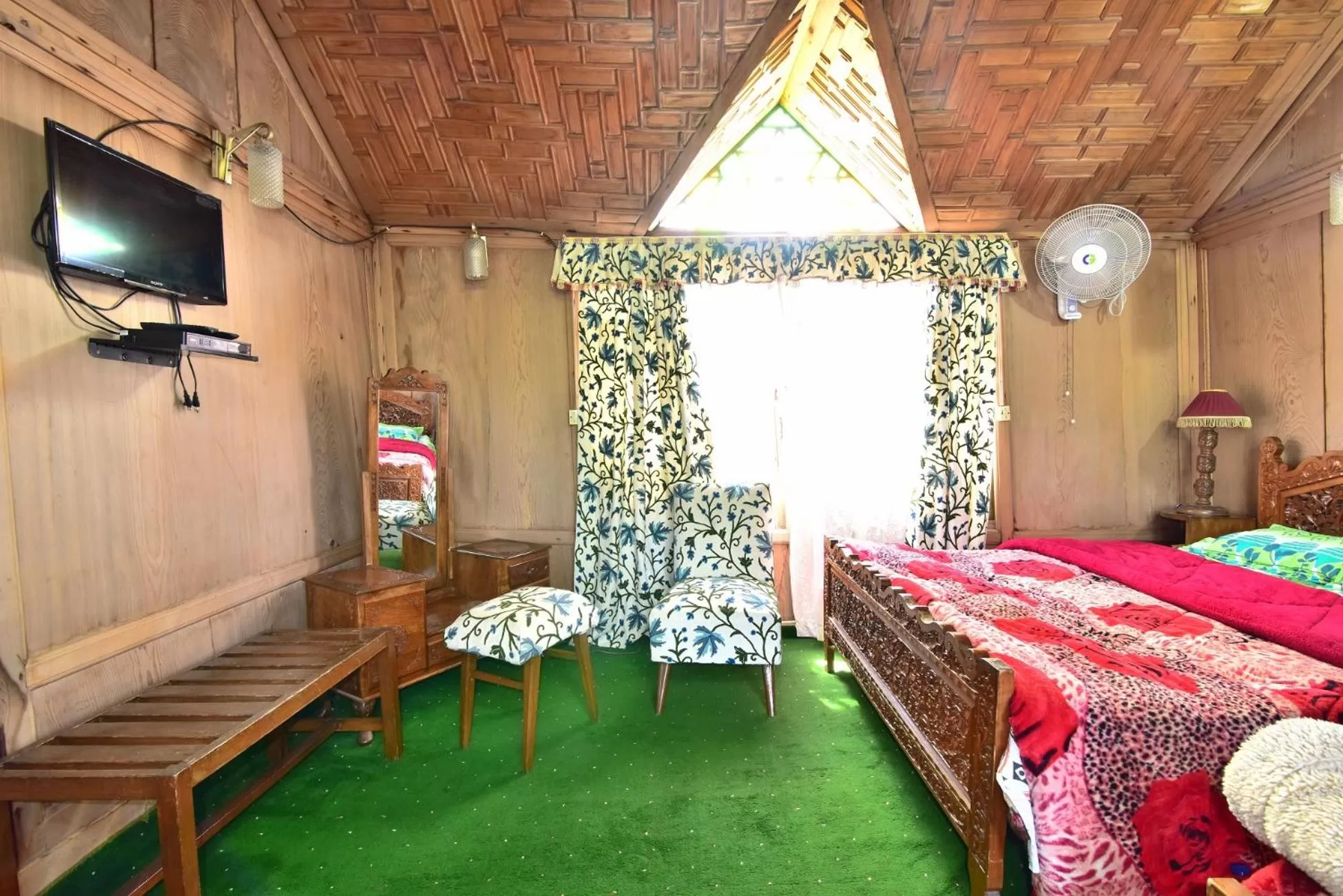 Bed in Houseboat Zaindari Palace