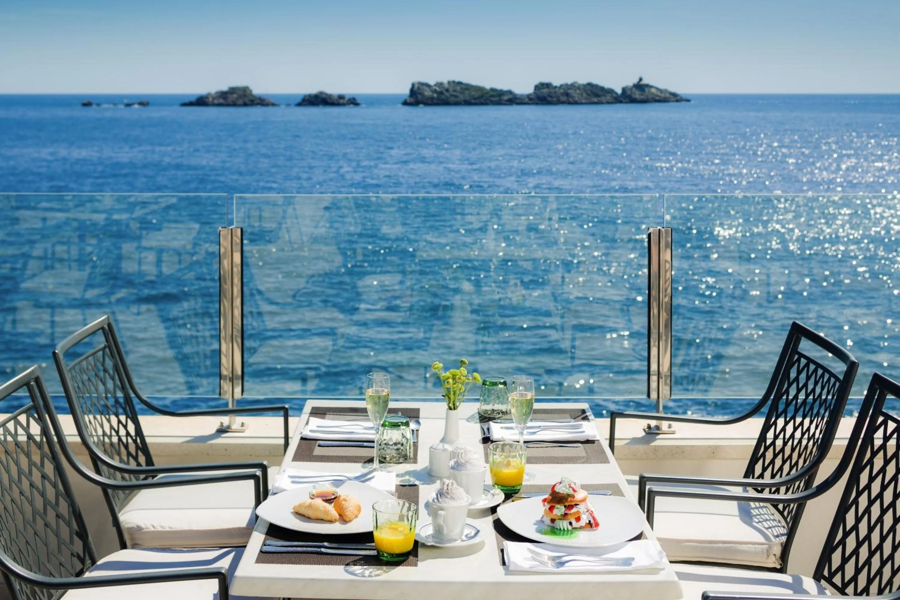 Restaurant/places to eat in Royal Neptun Hotel