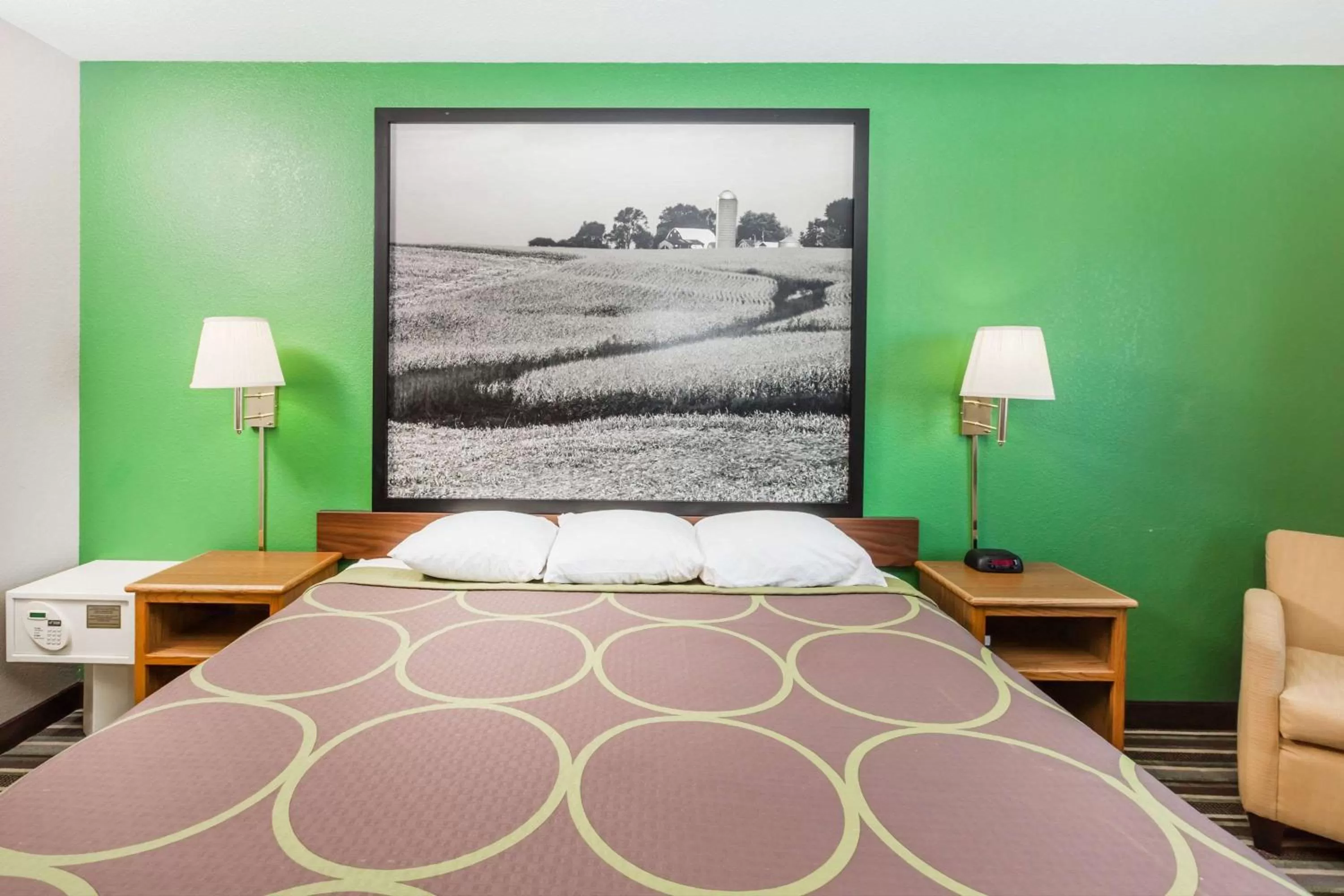 Photo of the whole room, Bed in Super 8 by Wyndham Sioux City South