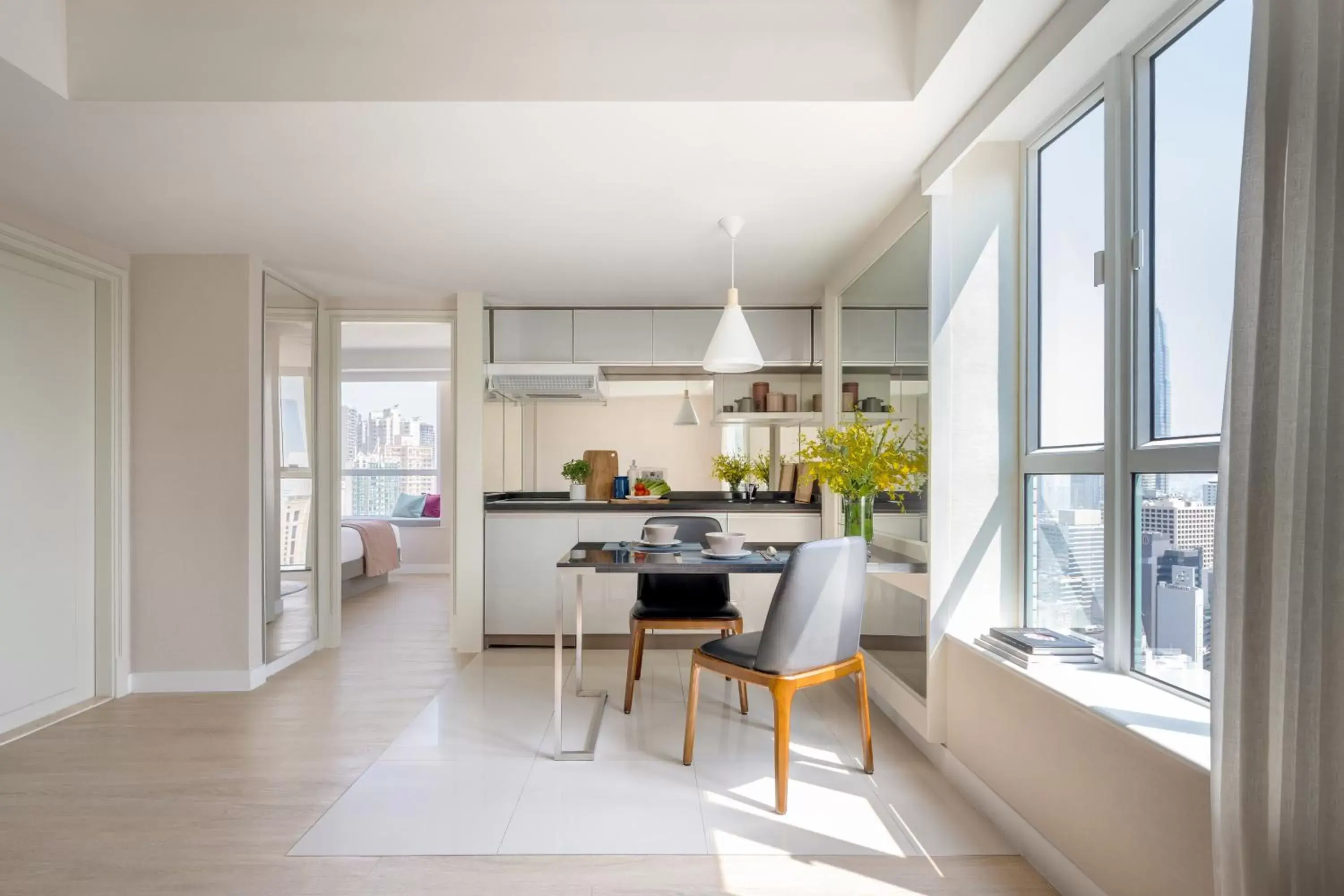 Skyline Deluxe Suite in Two MacDonnell Road Skyline Deluxe Suite in Two MacDonnell Road