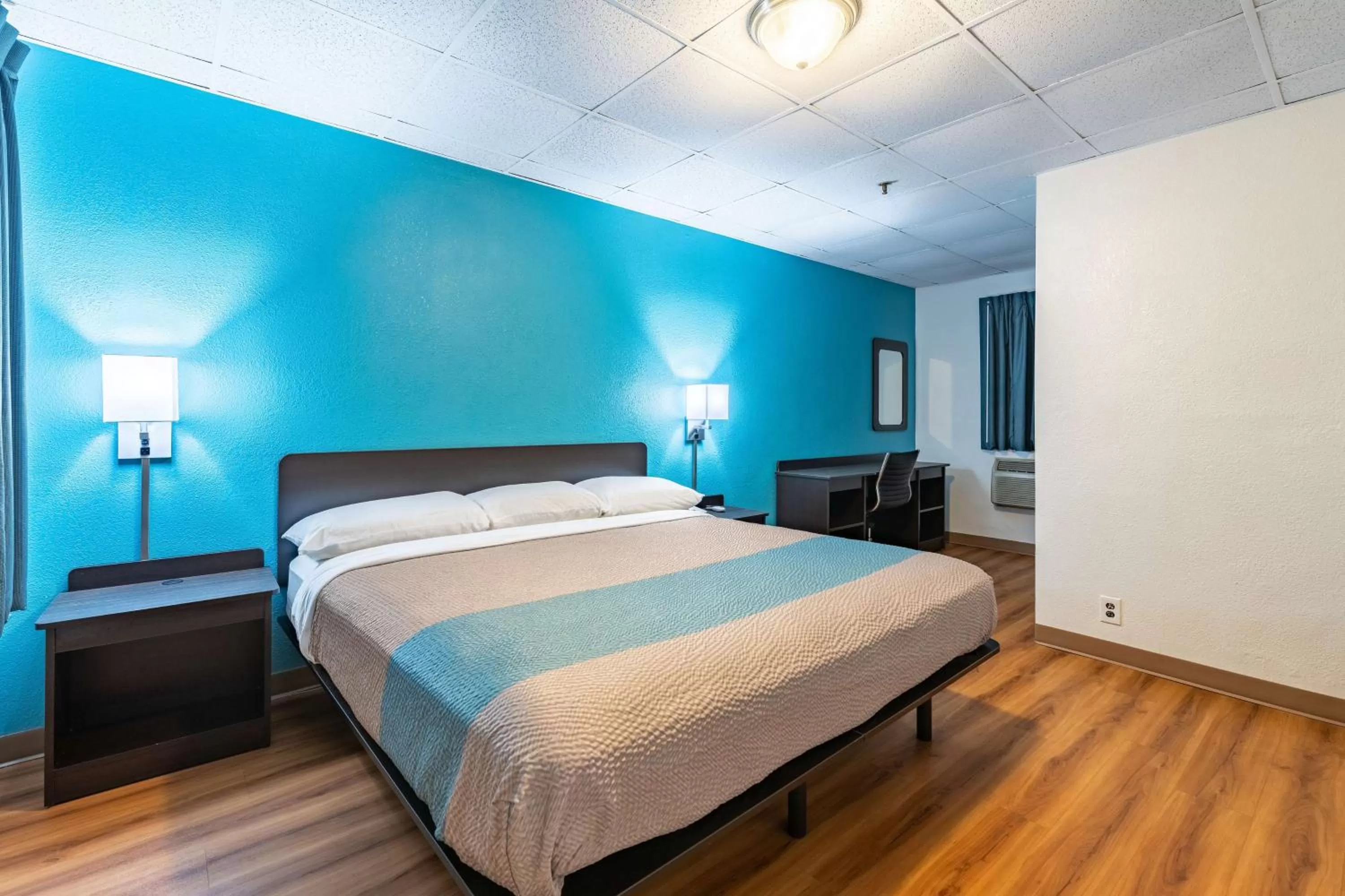 Photo of the whole room, Bed in Motel 6-Elmsford, NY - White Plains