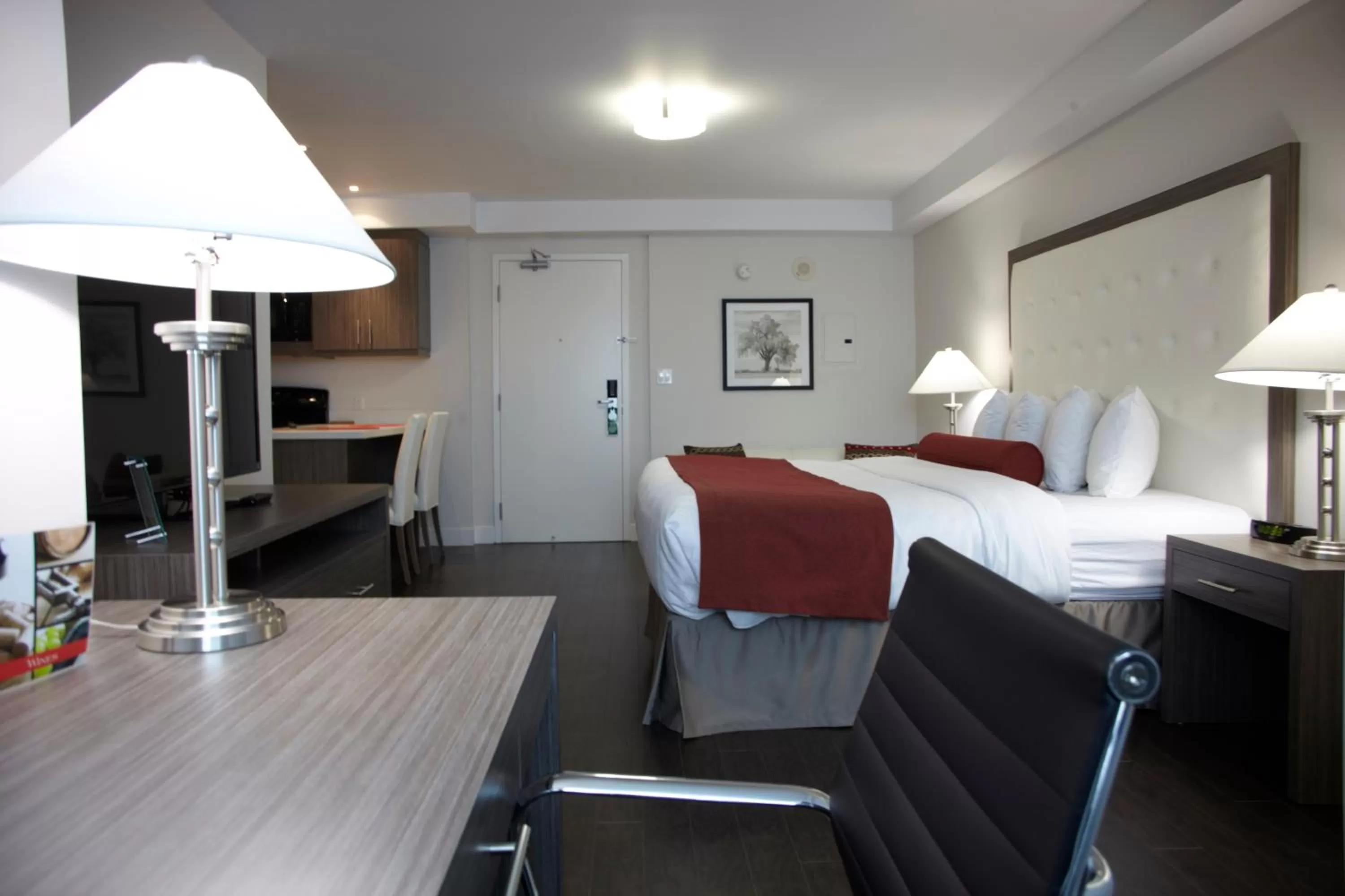 Photo of the whole room in Admiral Inn Mississauga