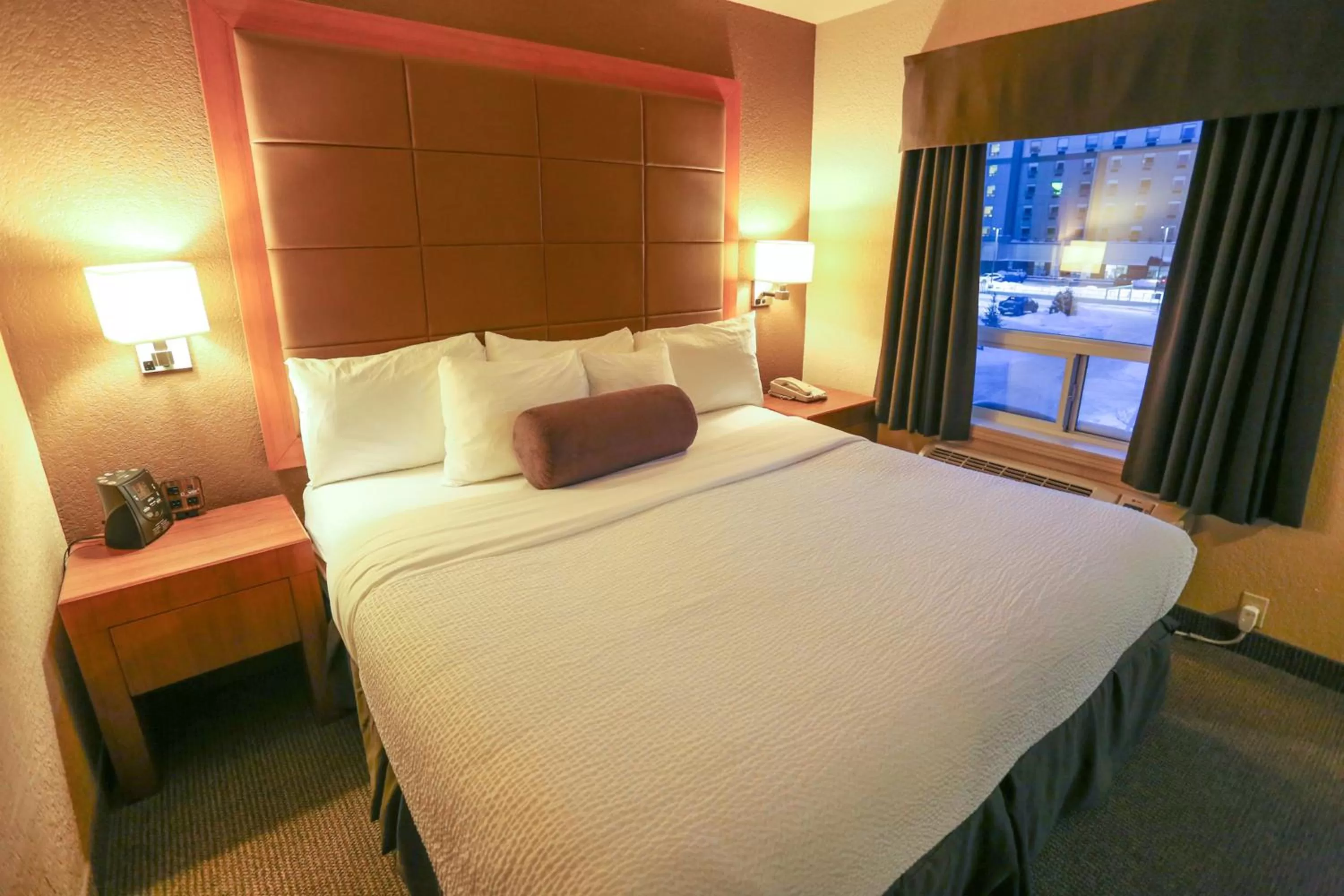 Bedroom, Bed in Days Inn by Wyndham Calgary Airport