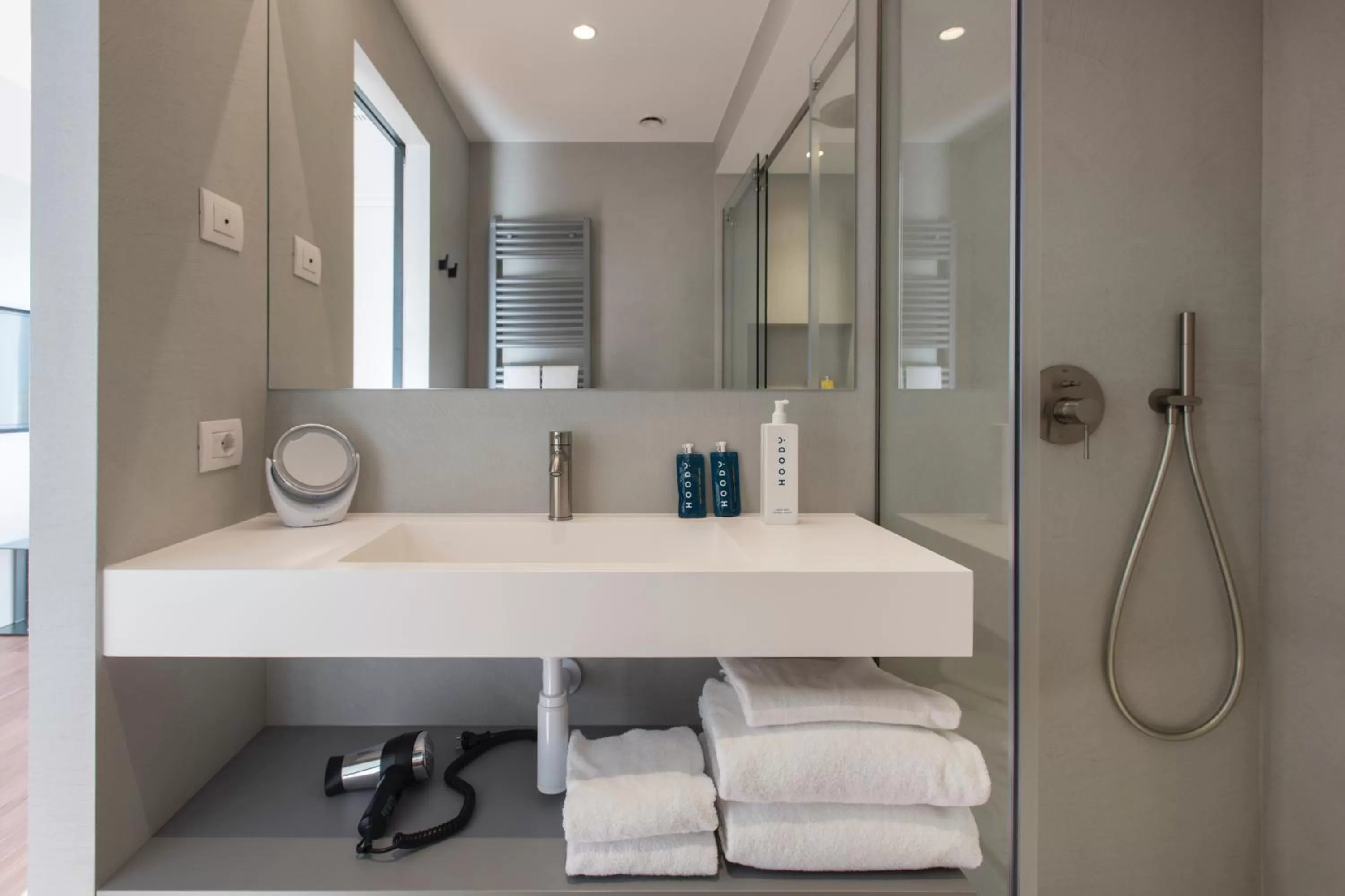 Shower in HOODY ACTIVE & HAPPINESS HOTEL