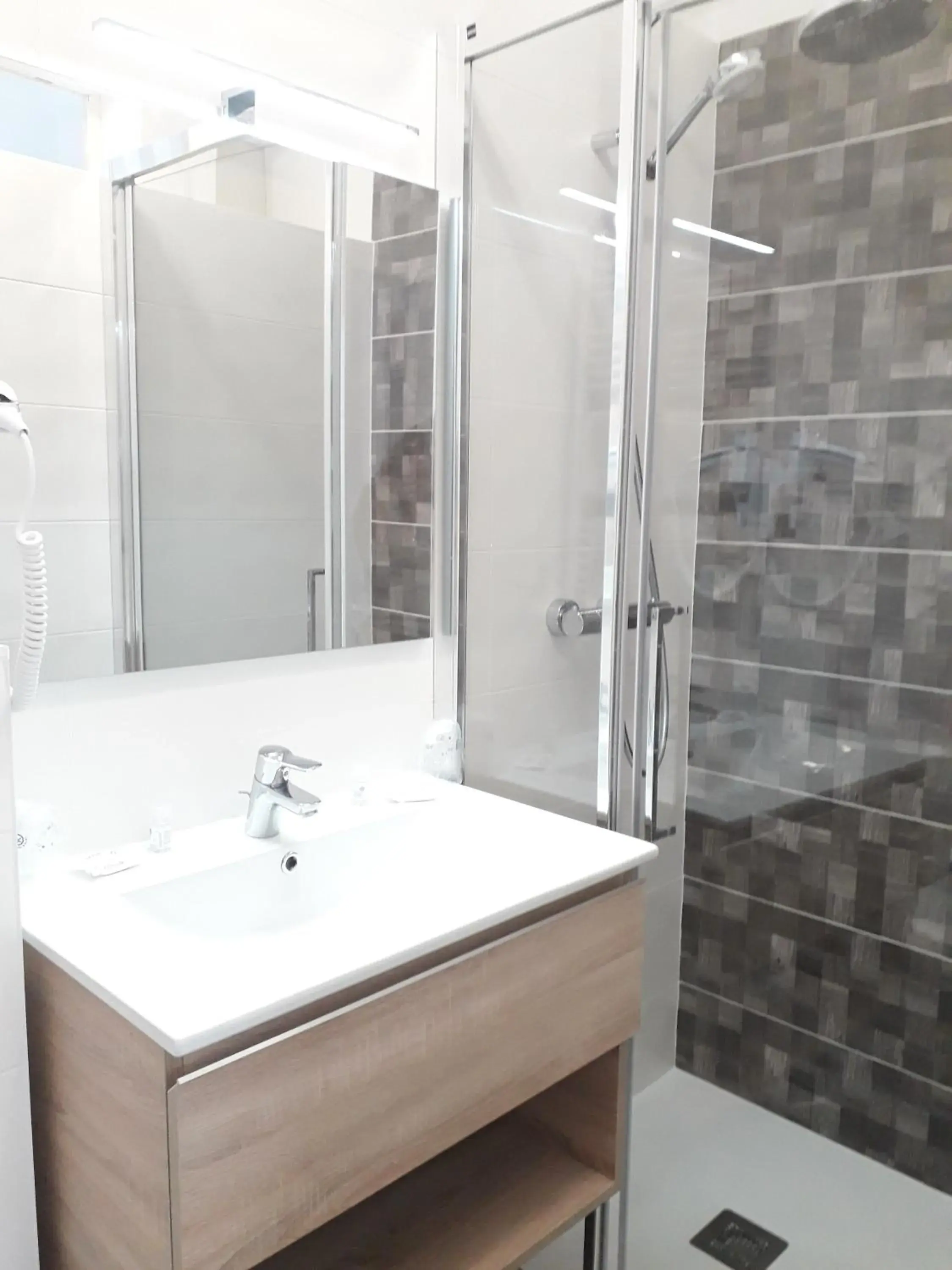 Superior Family Room in Hôtel The Originals Miramar, Royan Pontaillac Superior Family Room in Hôtel The Originals Miramar, Royan Pontaillac