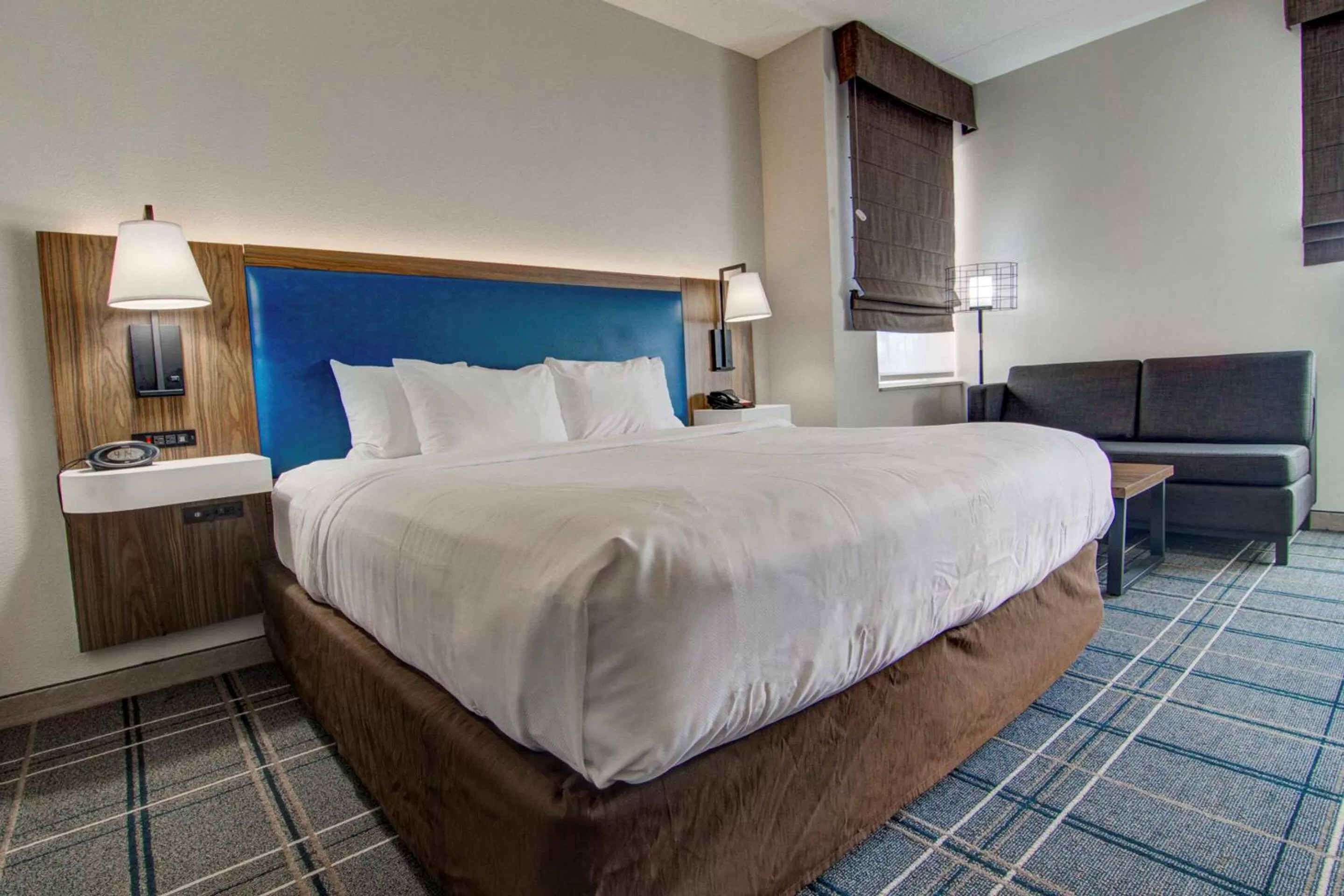 Bedroom, Bed in Comfort Suites Newport News Airport