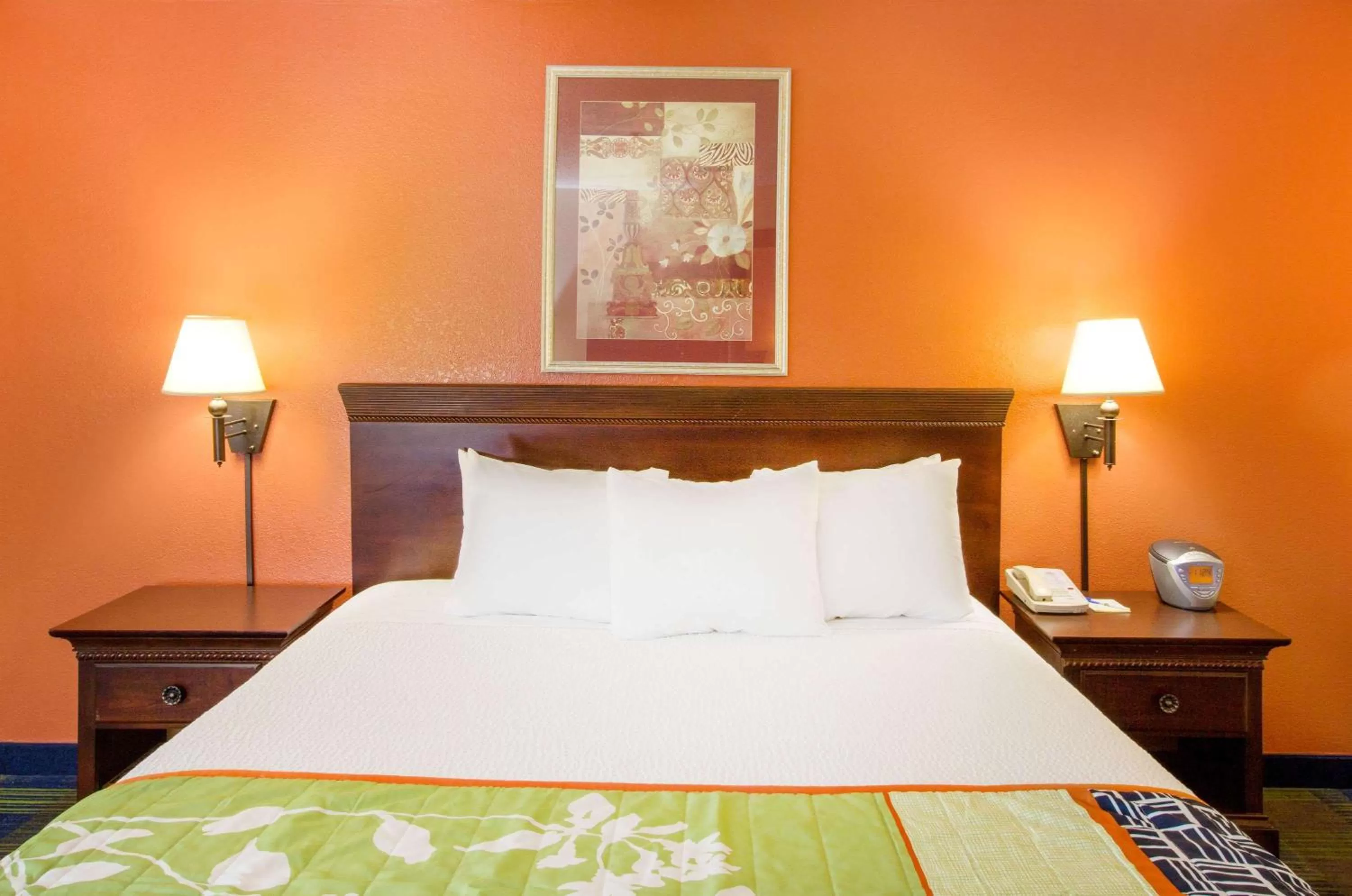 Photo of the whole room, Bed in Days Inn by Wyndham Fremont