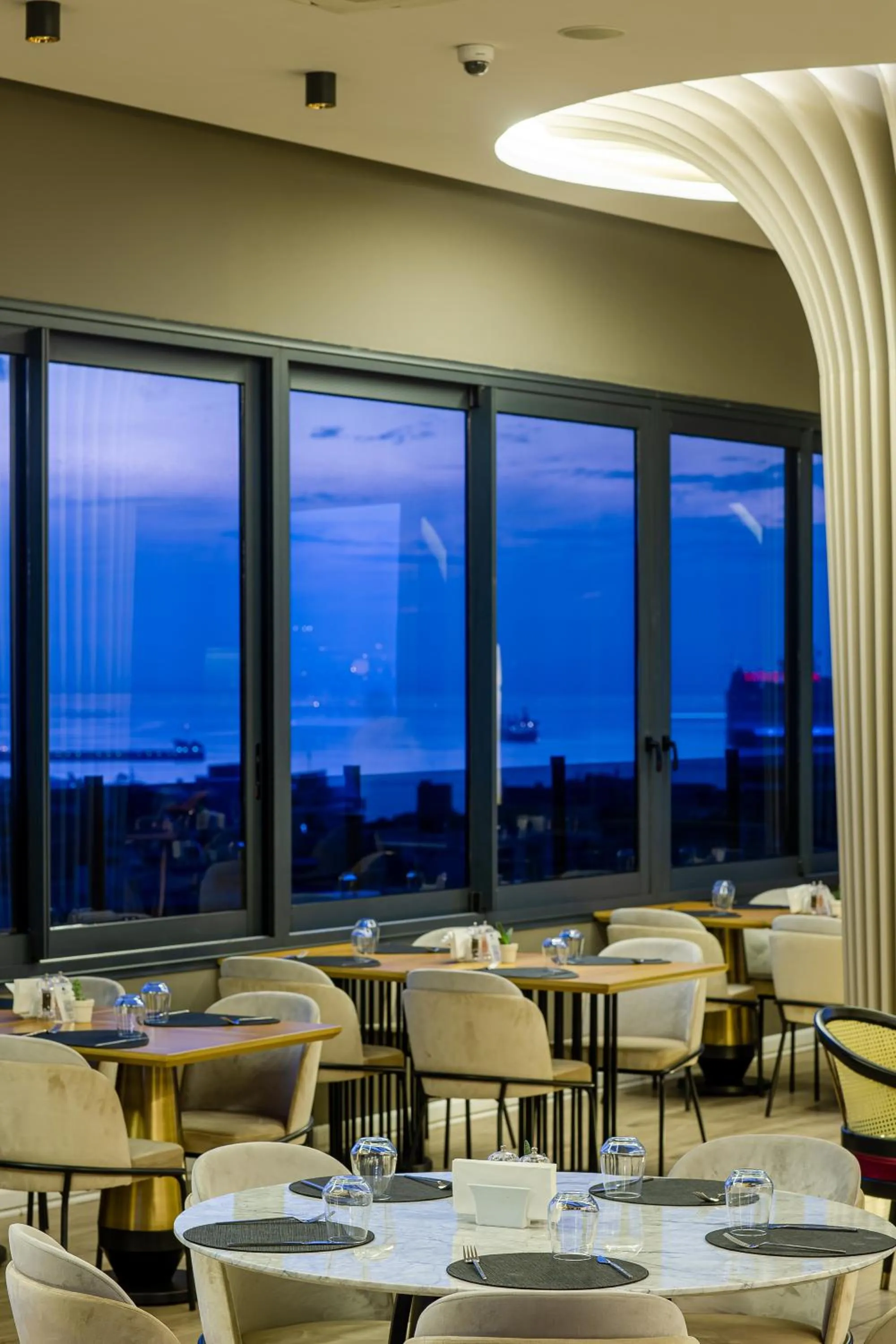 Restaurant/places to eat in DoubleTree by Hilton Izmir - Alsancak