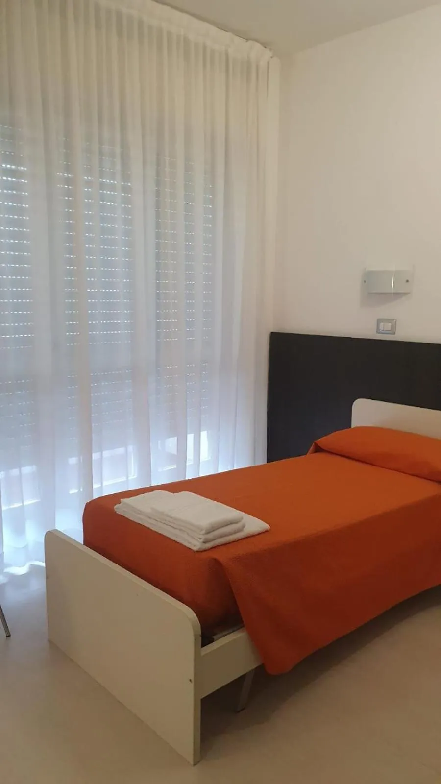 Bed in Hotel Sharing