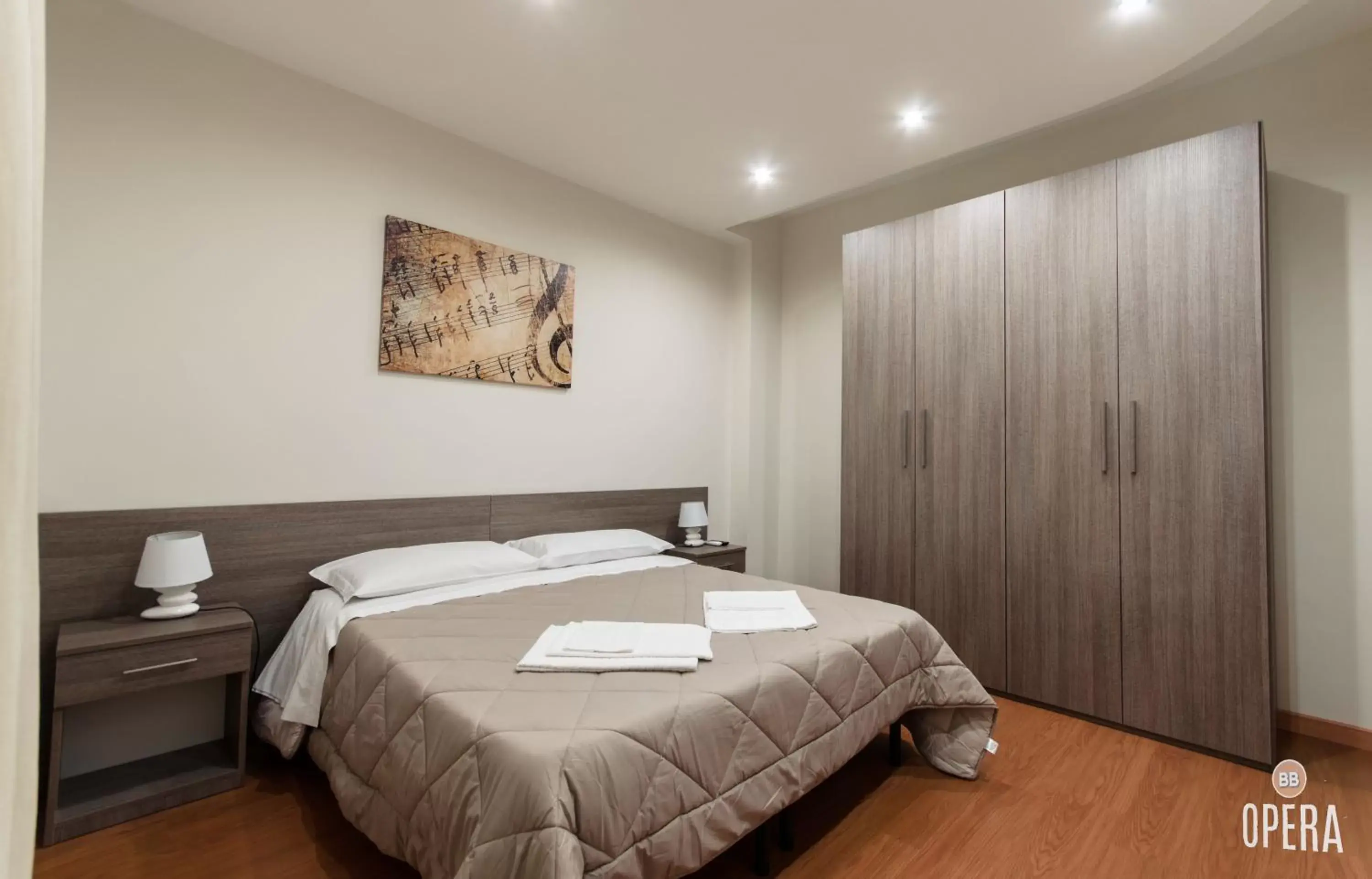 Deluxe Double Room in Opera B&B Deluxe Double Room in Opera B&B