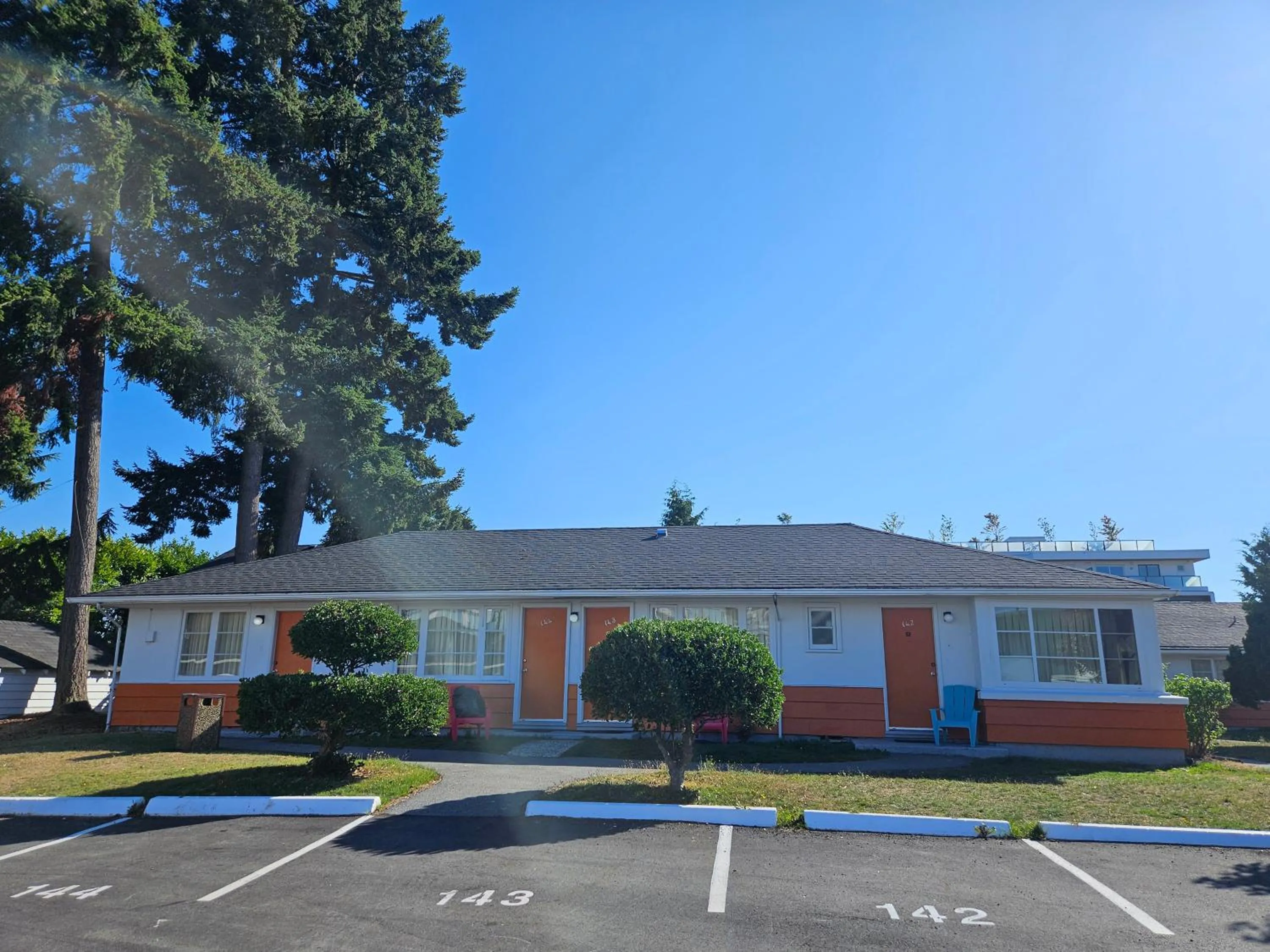 Facade/entrance in 2400 Motel