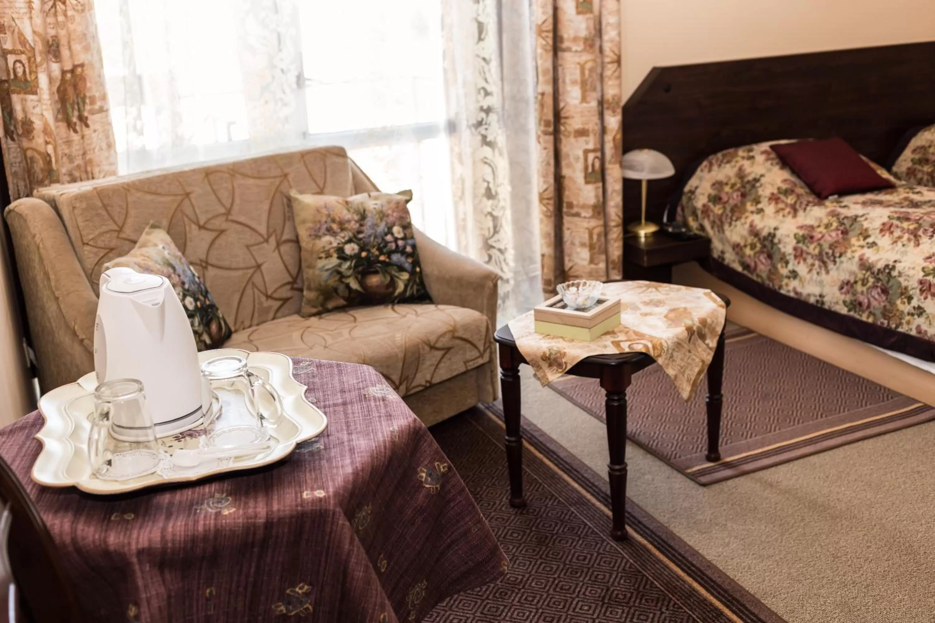 Seating area, Bed in City Center Kaķis B&B