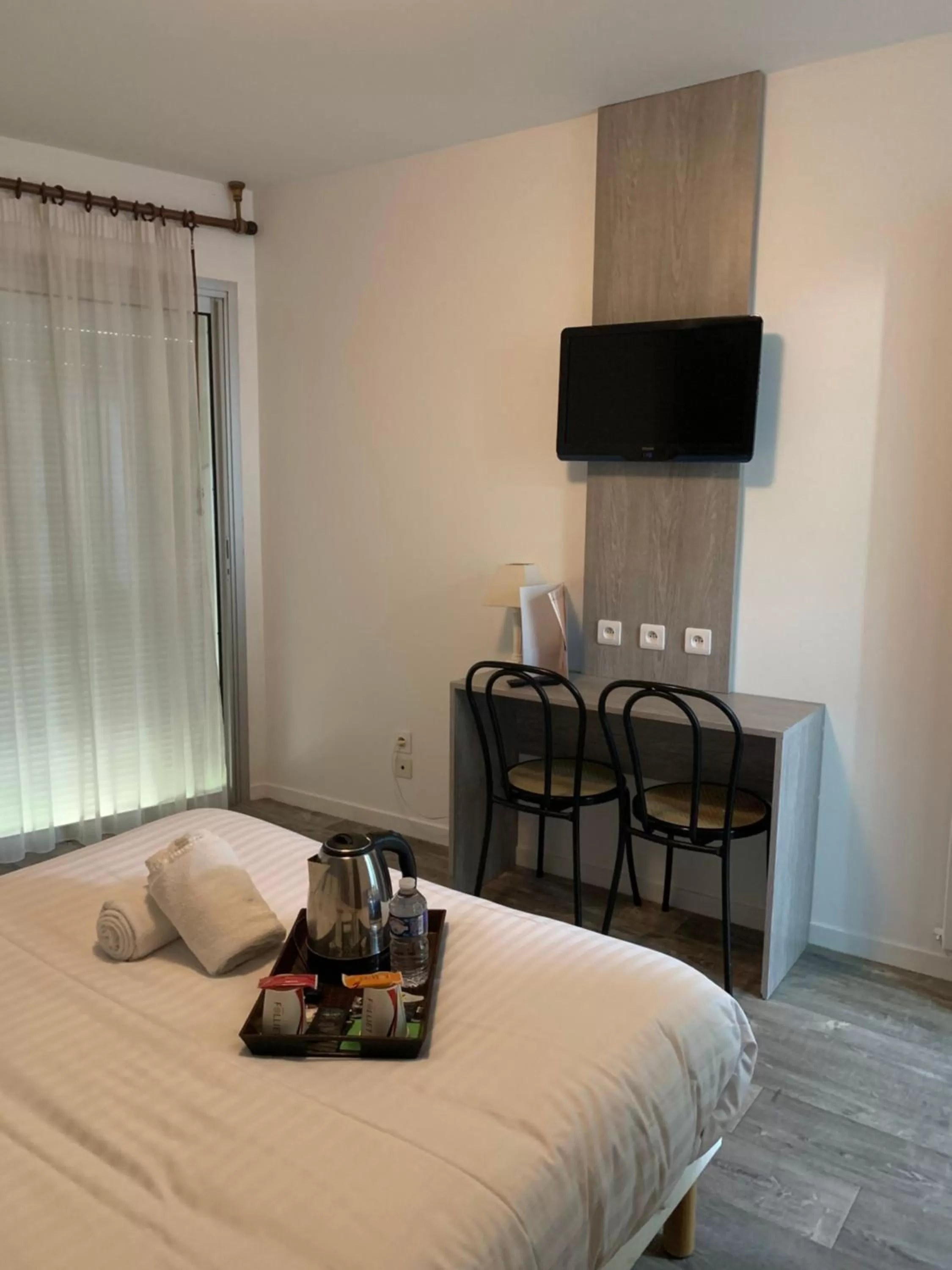 Bed in Hôtel Au Relais des Lilas