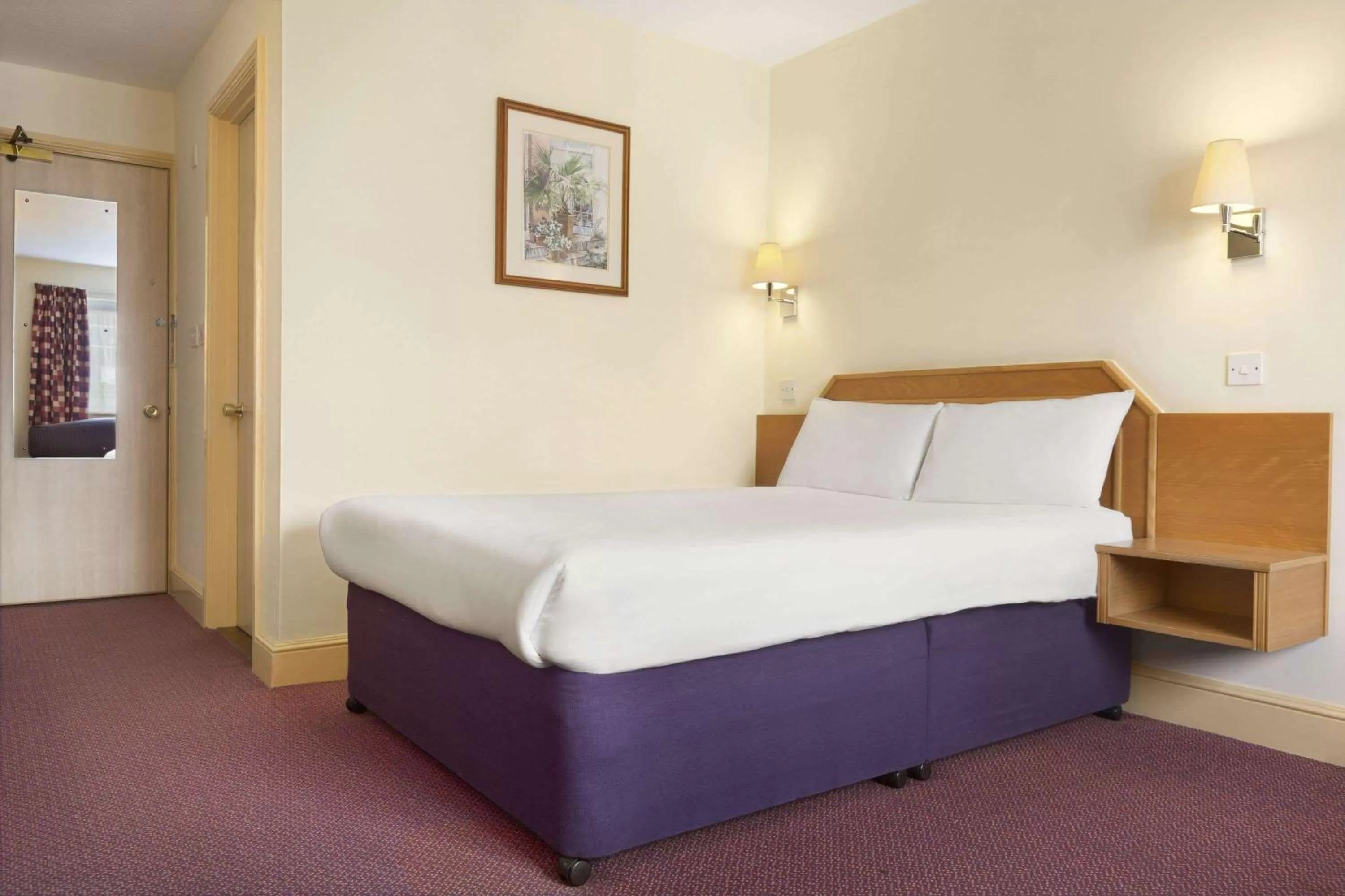 Photo of the whole room, Bed in Days Inn by Wyndham Sevenoaks Clacket Lane