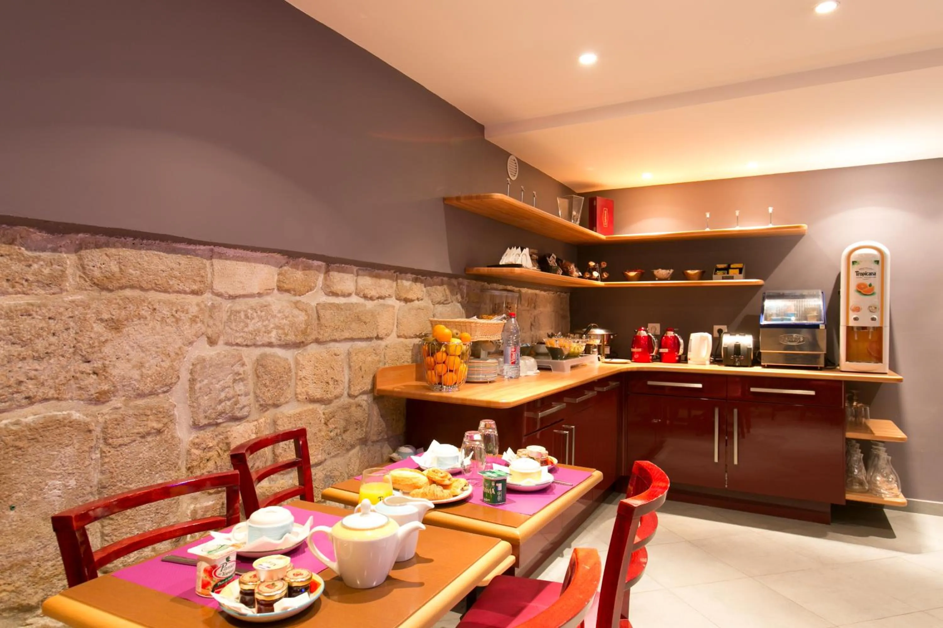 Food and drinks in Hotel Atelier Vavin