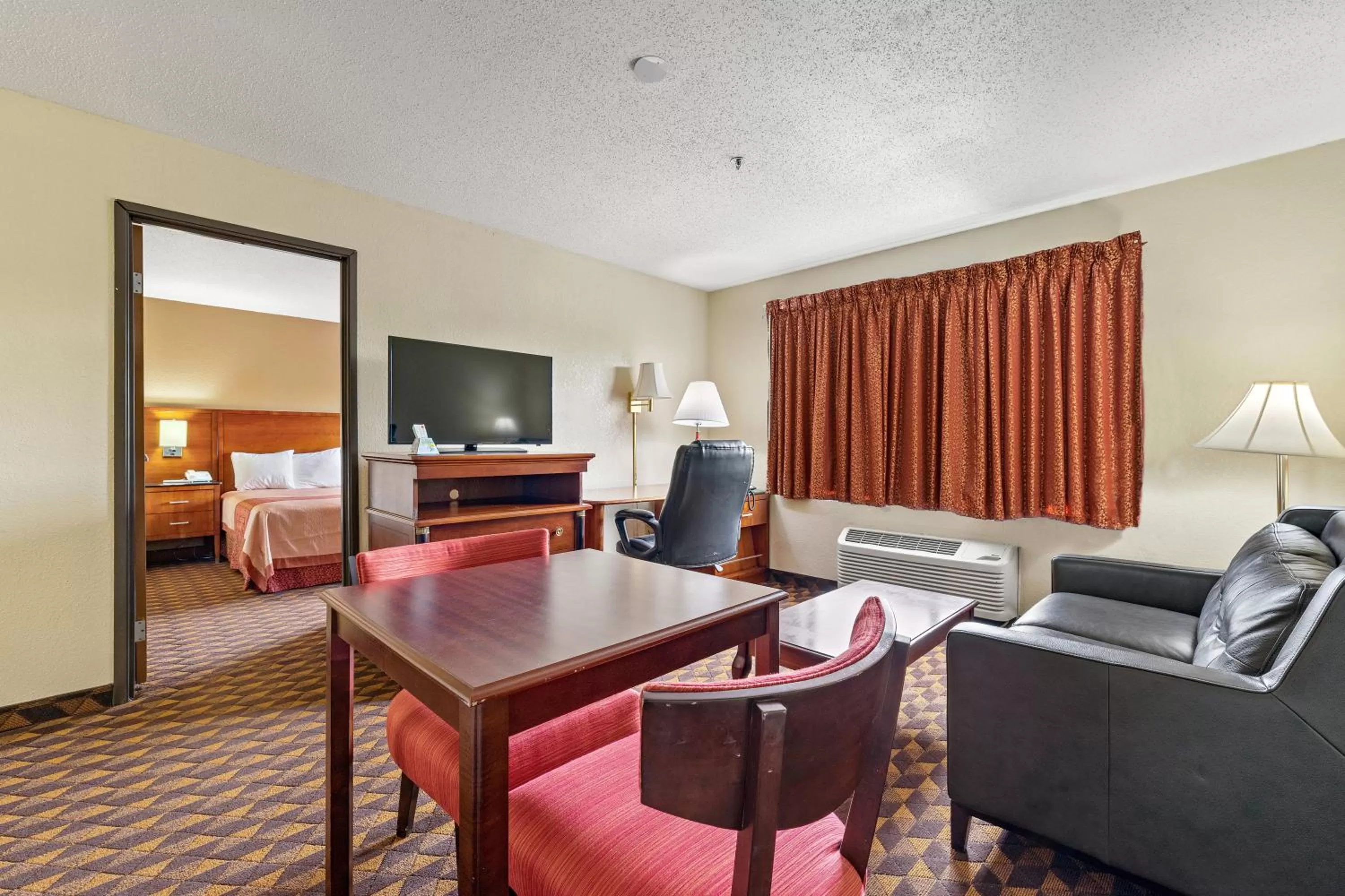 Bedroom, Bed in Geneva Motel