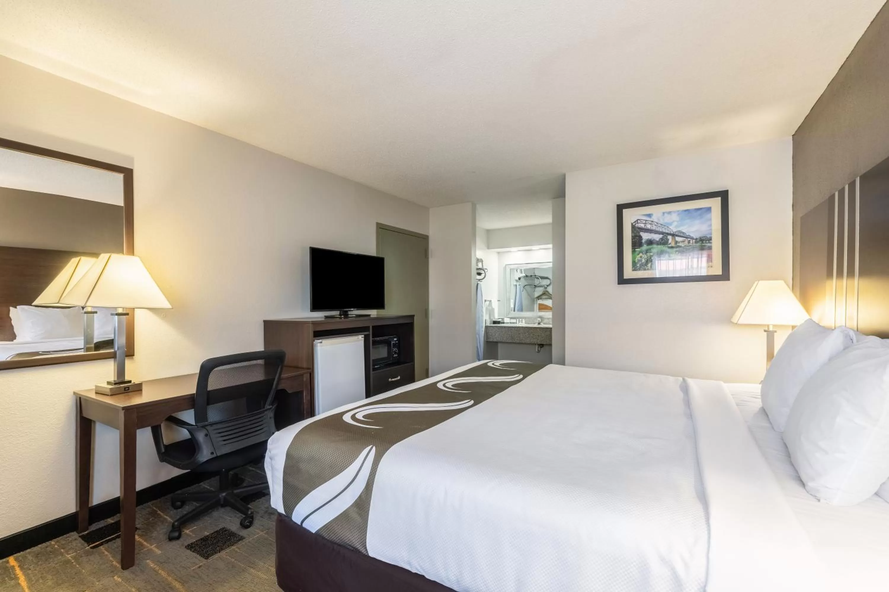 TV and multimedia, Bed in Quality Inn Cleveland North