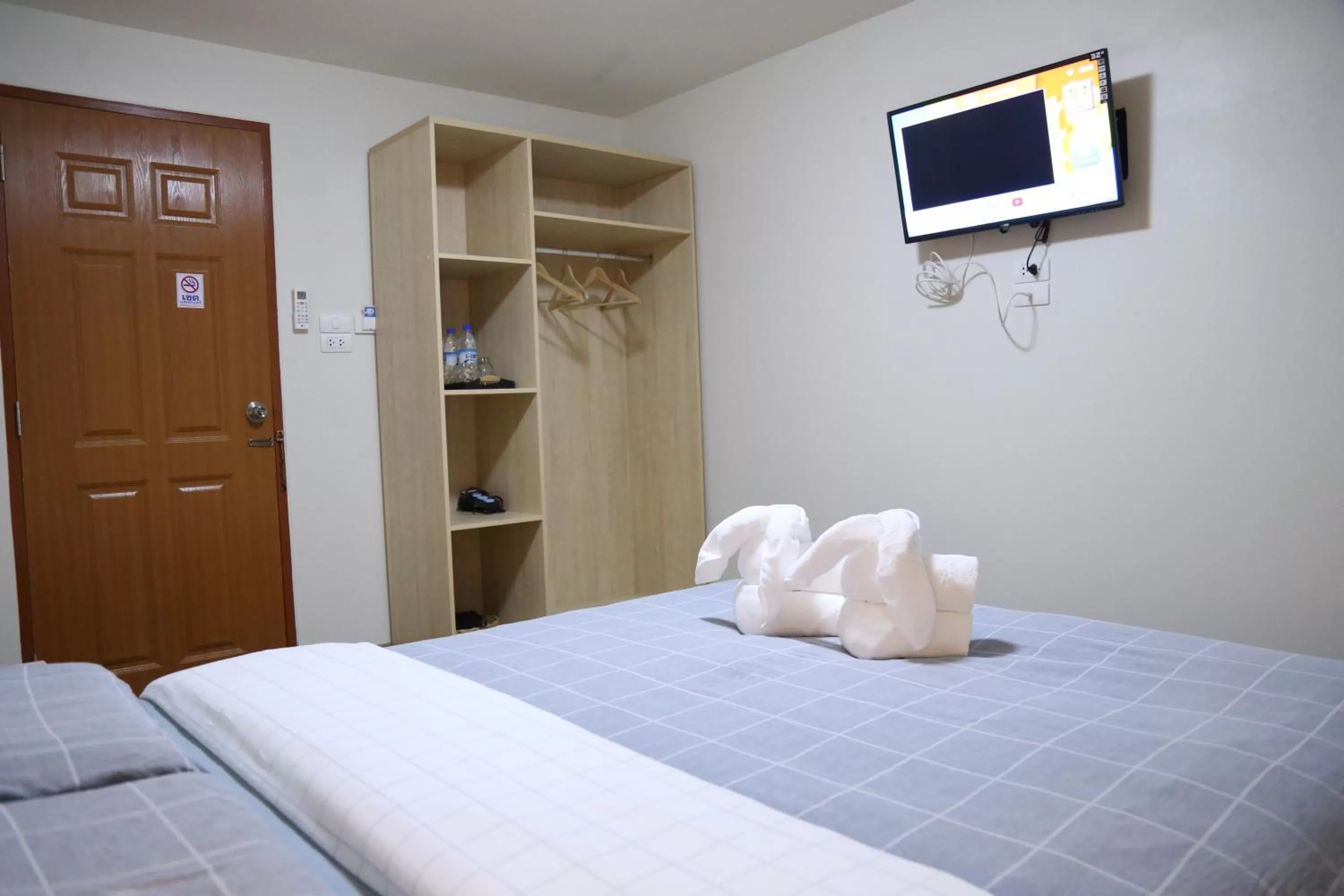 wardrobe, Bed in TD Bangkok