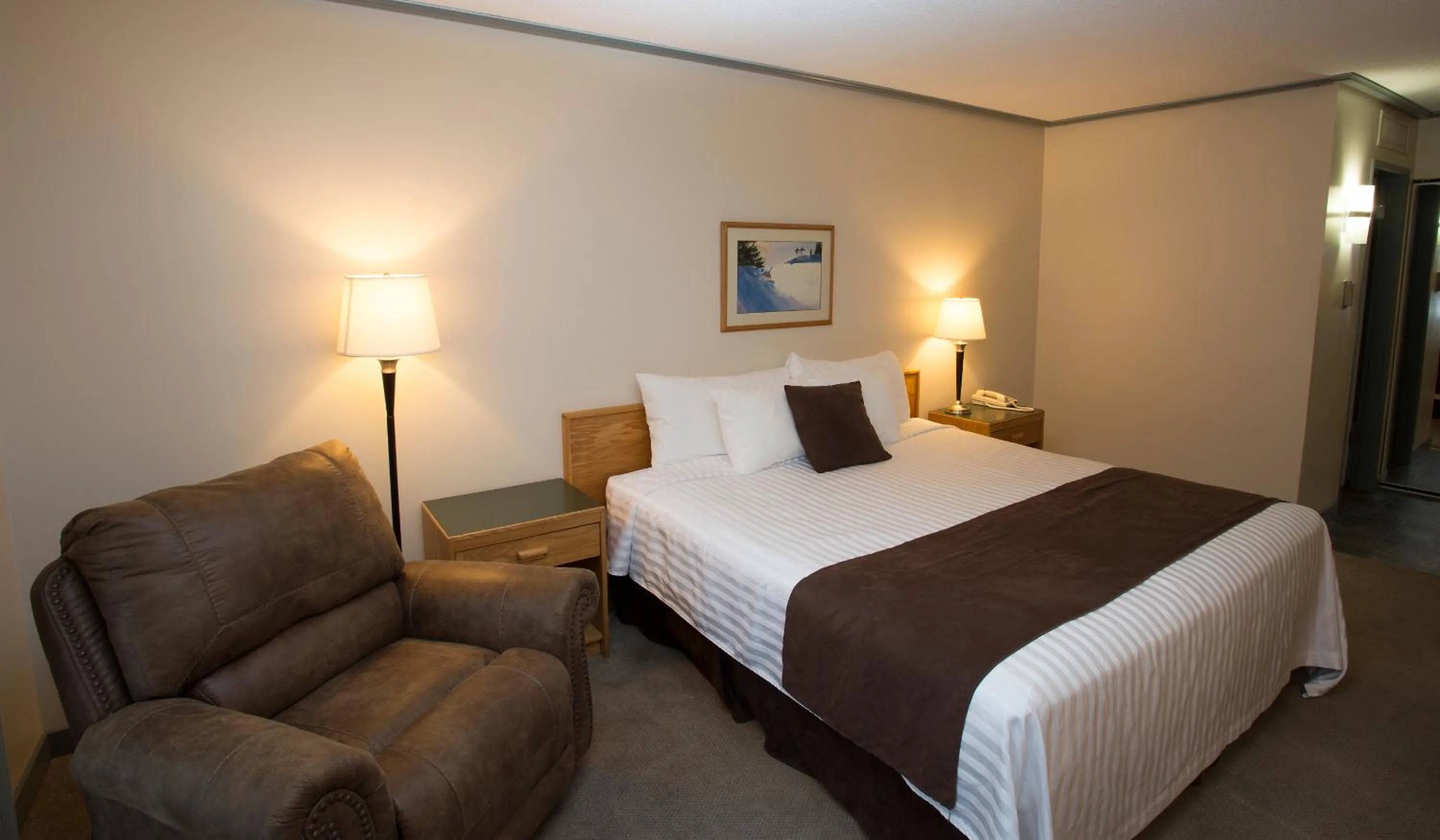 Bedroom, Bed in Divya Sutra Plaza and Conference Centre, Vernon, BC