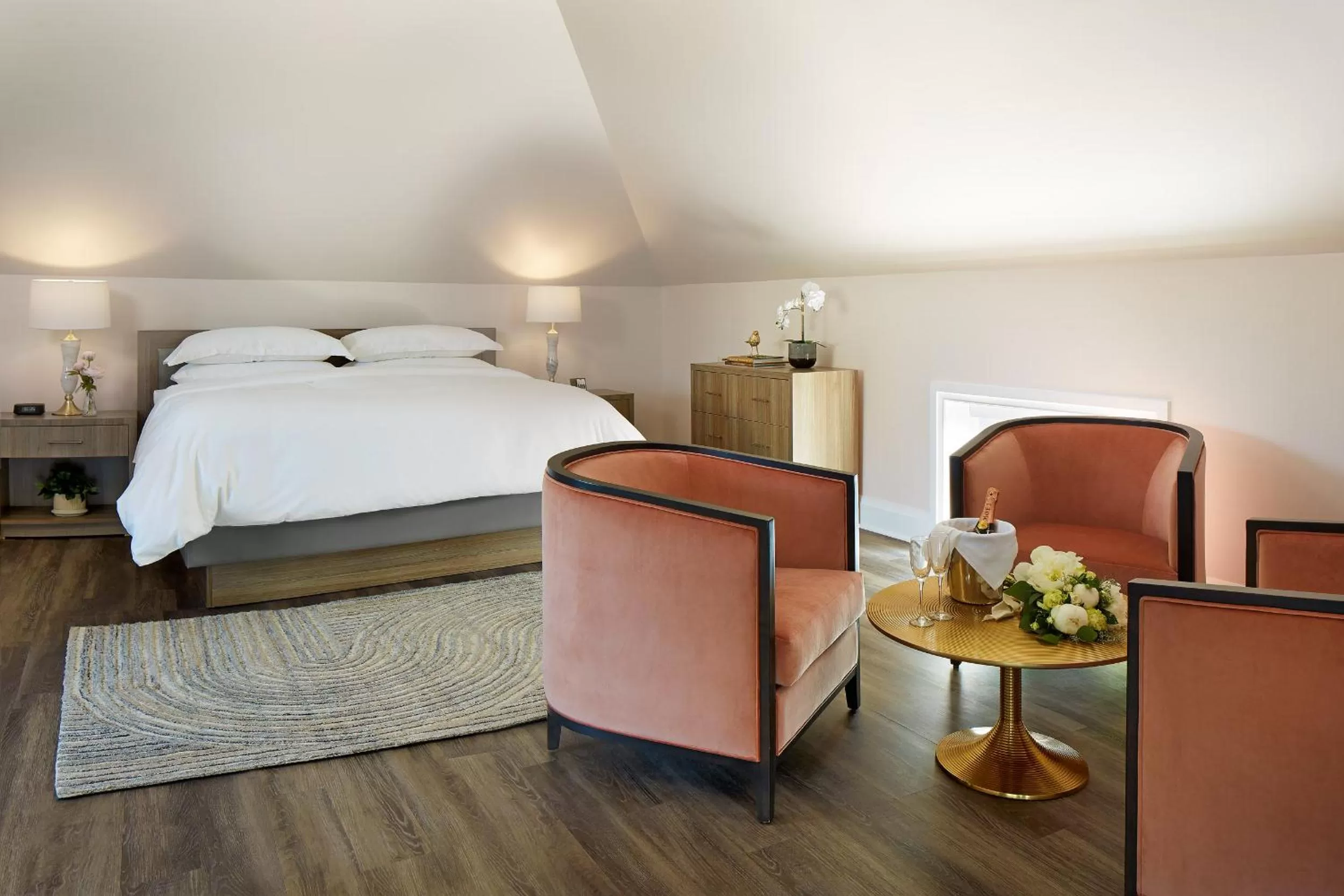 Seating area, Bed in The Glenerin Inn