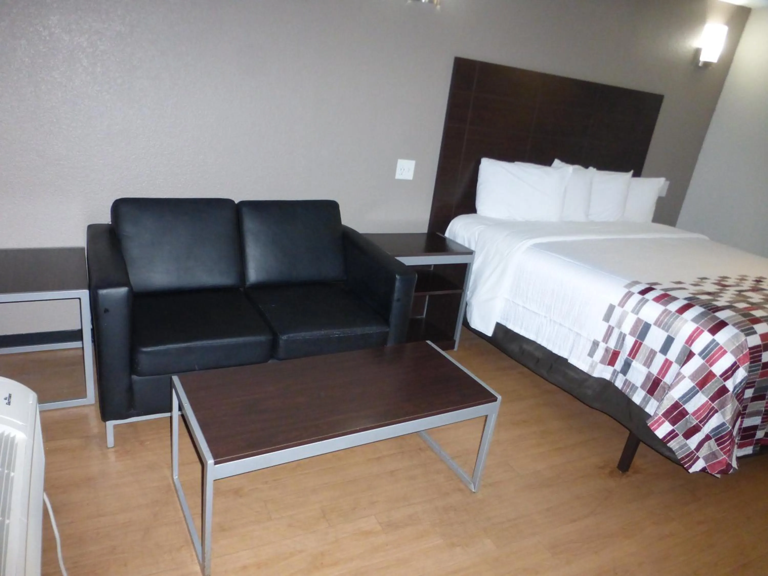 Bedroom, Bed in Red Roof Inn Corpus Christi North - Near Downtown