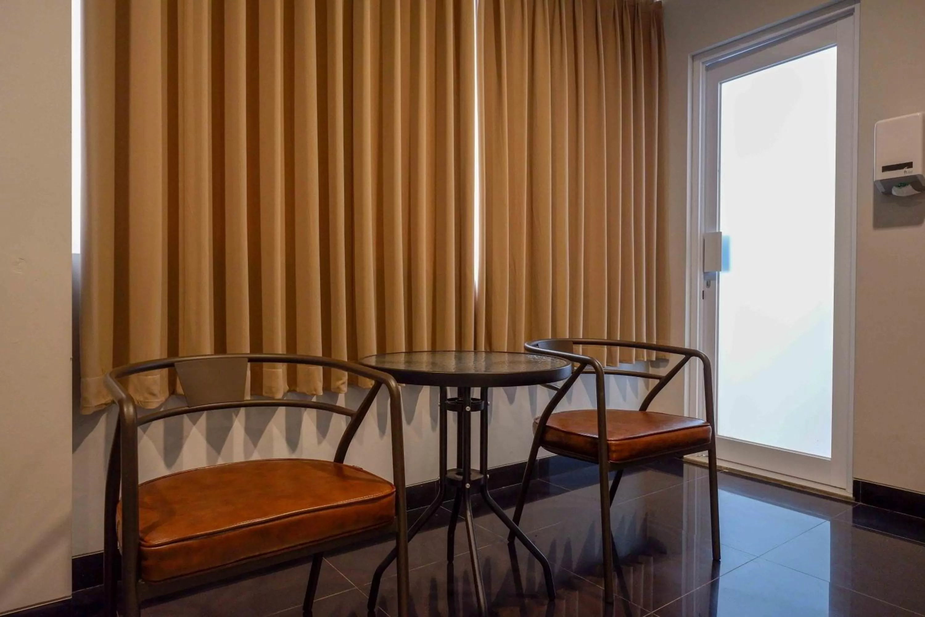 Seating area in Sans Hotel Empress Simpang Lima