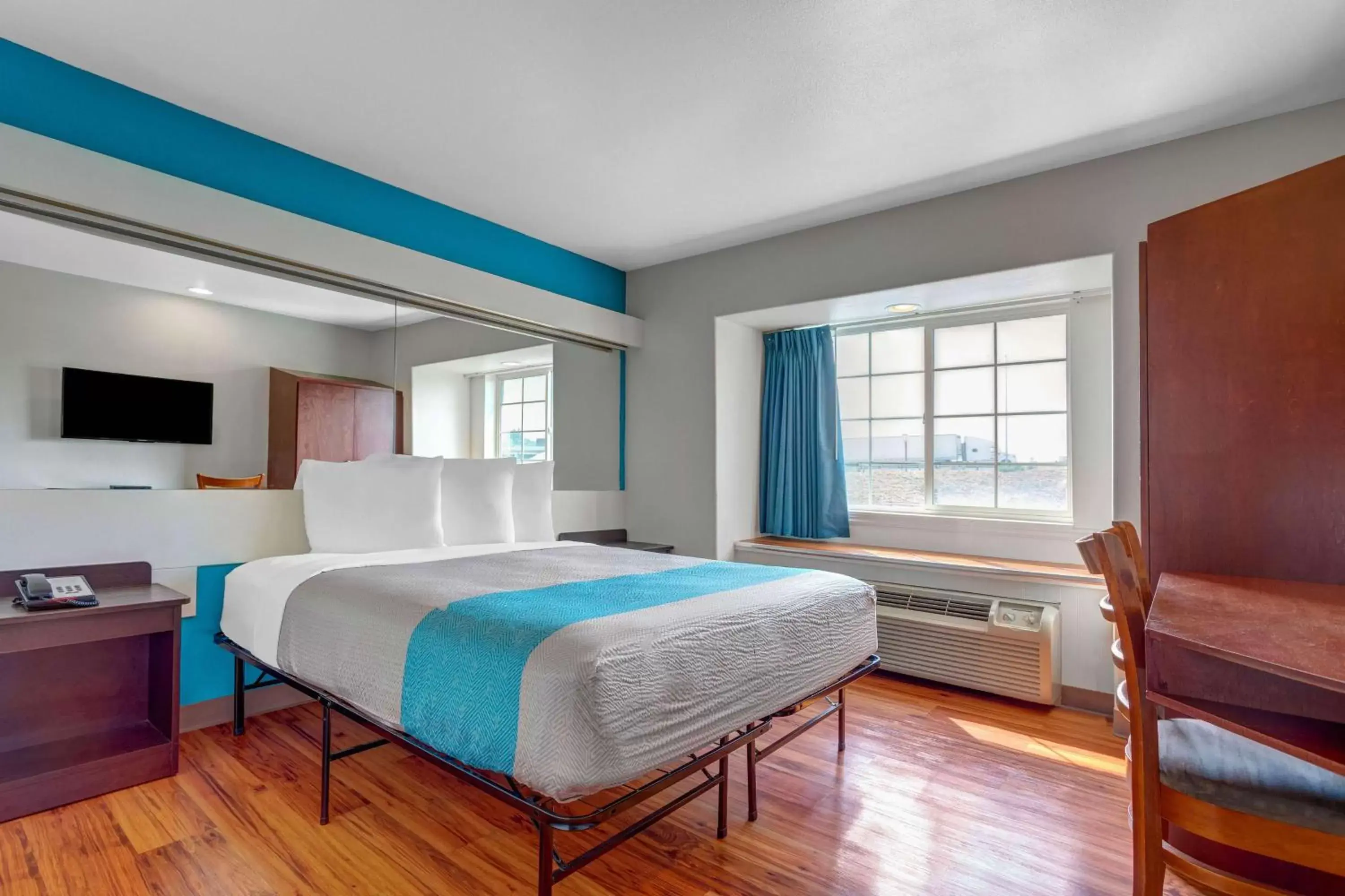 Queen Suite - Non-Smoking in Motel 6-Idaho Falls, ID - Snake River Queen Suite - Non-Smoking in Motel 6-Idaho Falls, ID - Snake River