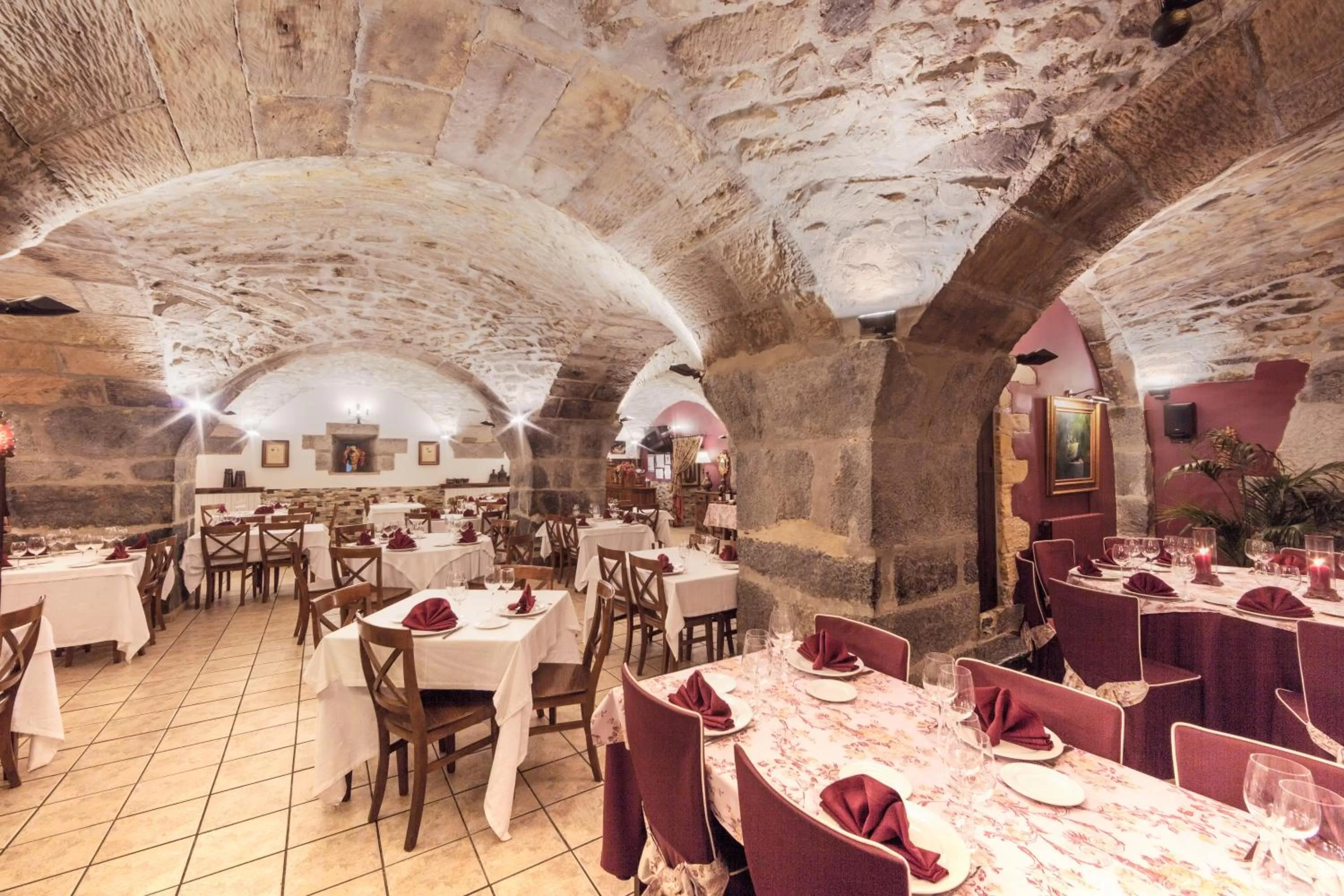 Restaurant/places to eat in Hotel Larrañaga
