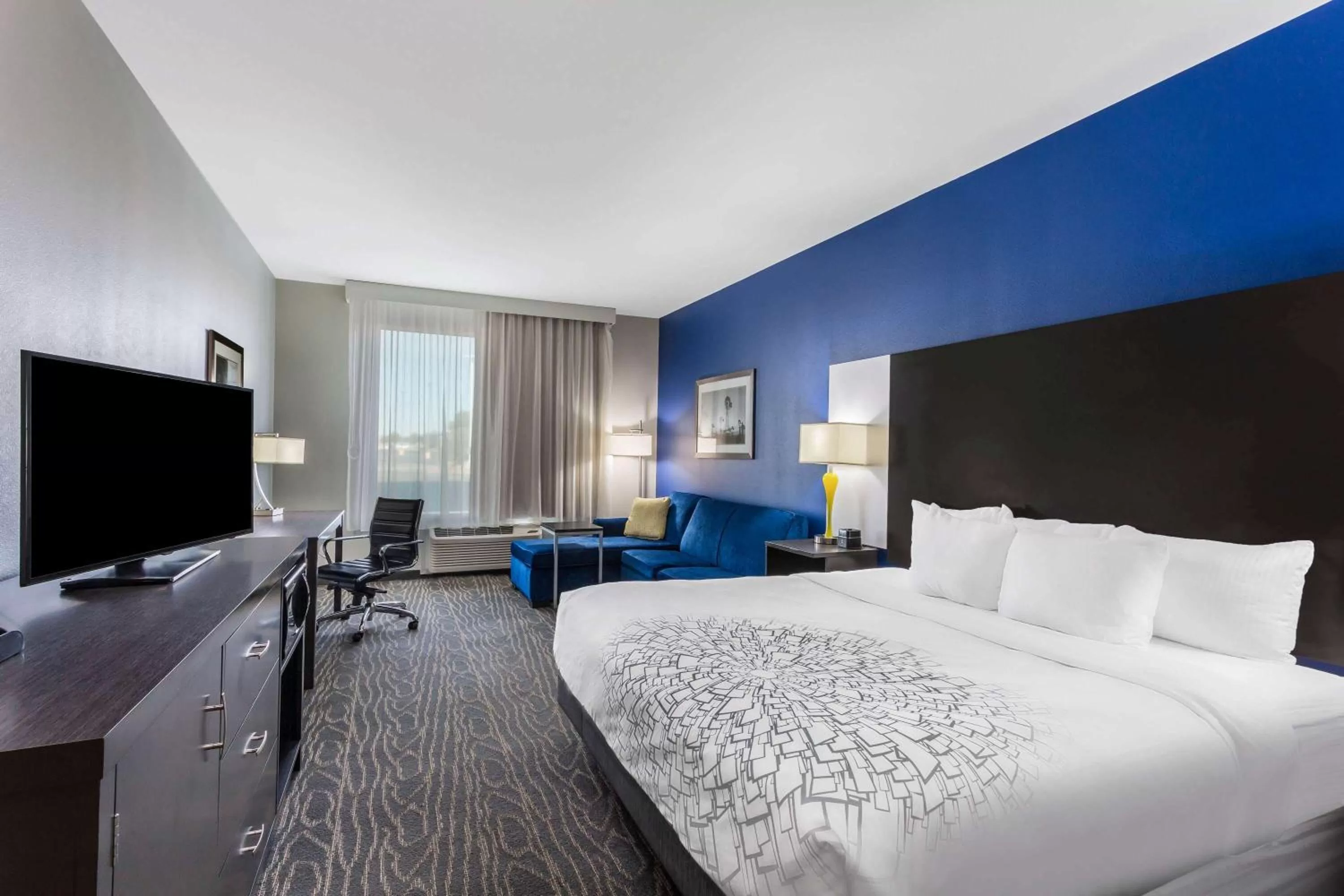 Deluxe King Room with Roll-In Shower - Mobility/Hearing Accessible - Non-Smoking in La Quinta by Wyndham Odessa North - Sienna Tower