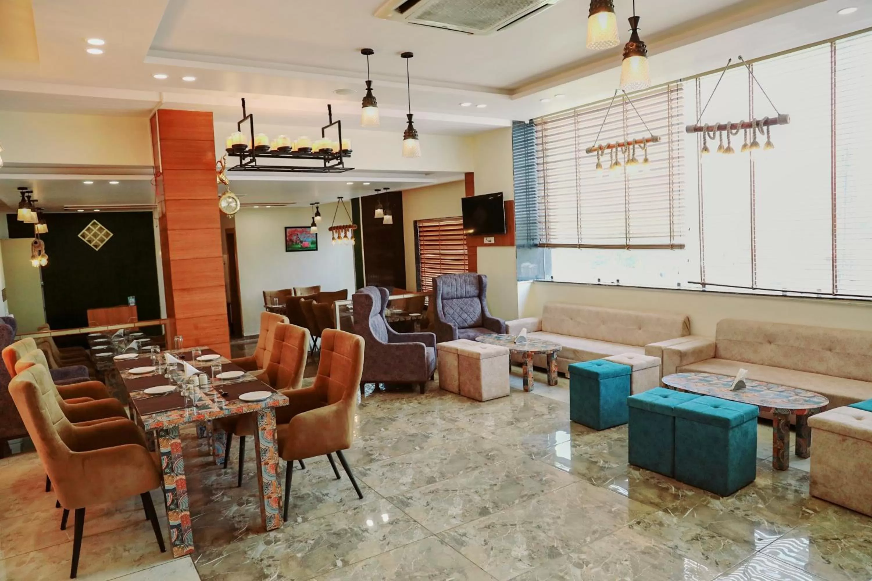 Restaurant/places to eat in Hotel Vasdaa Grand