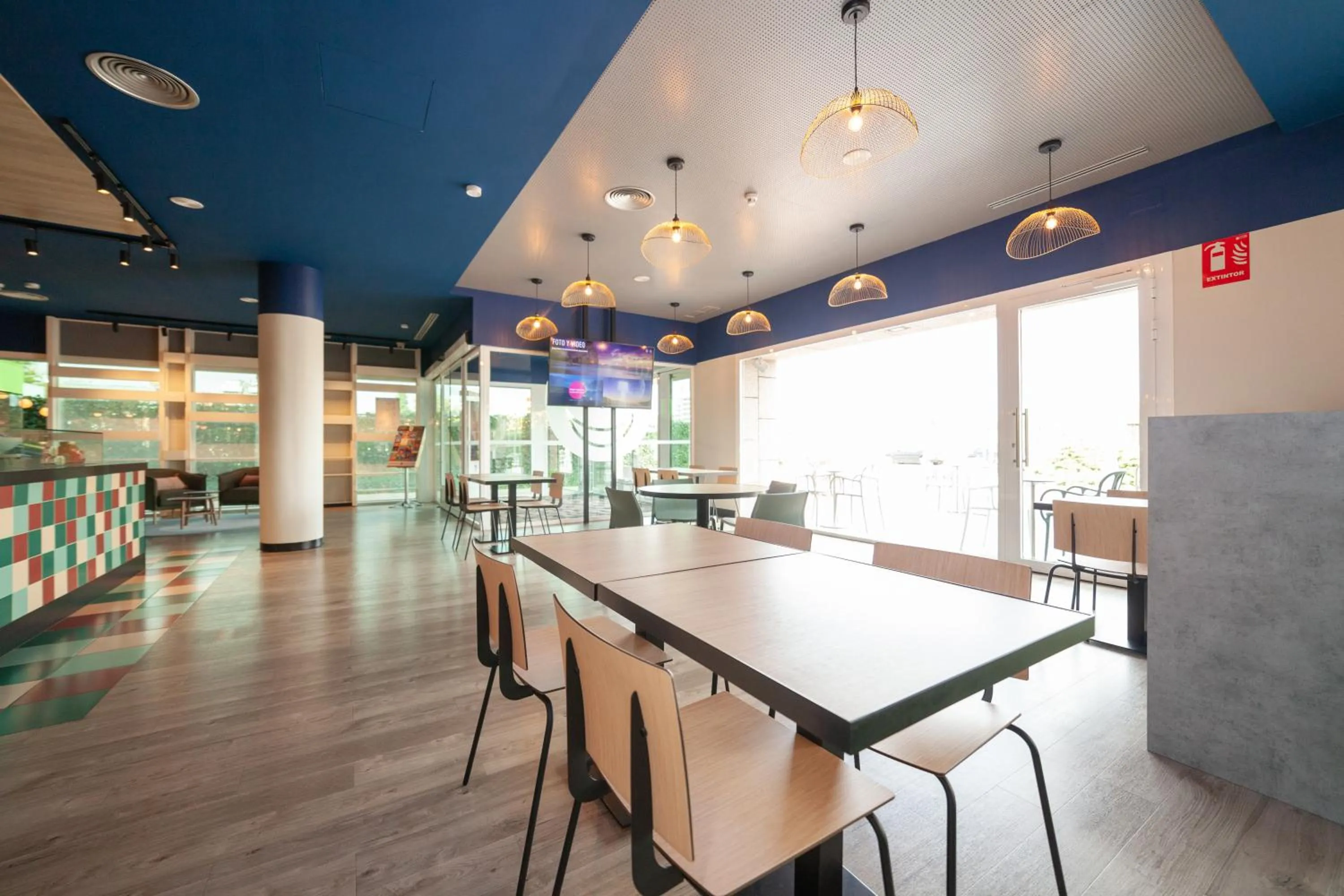 Lounge or bar in Ibis Alcala de Henares La Garena