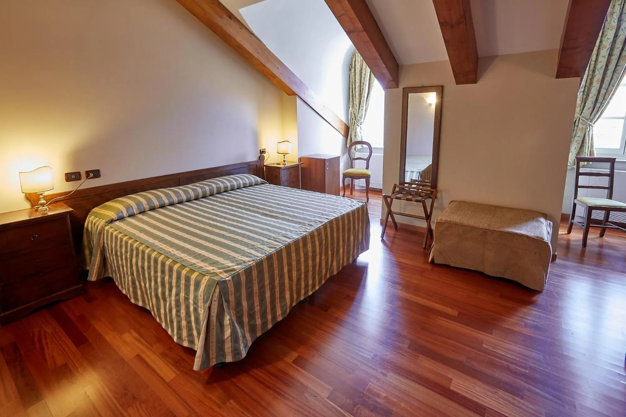 Photo of the whole room, Bed in Liberty Hotel